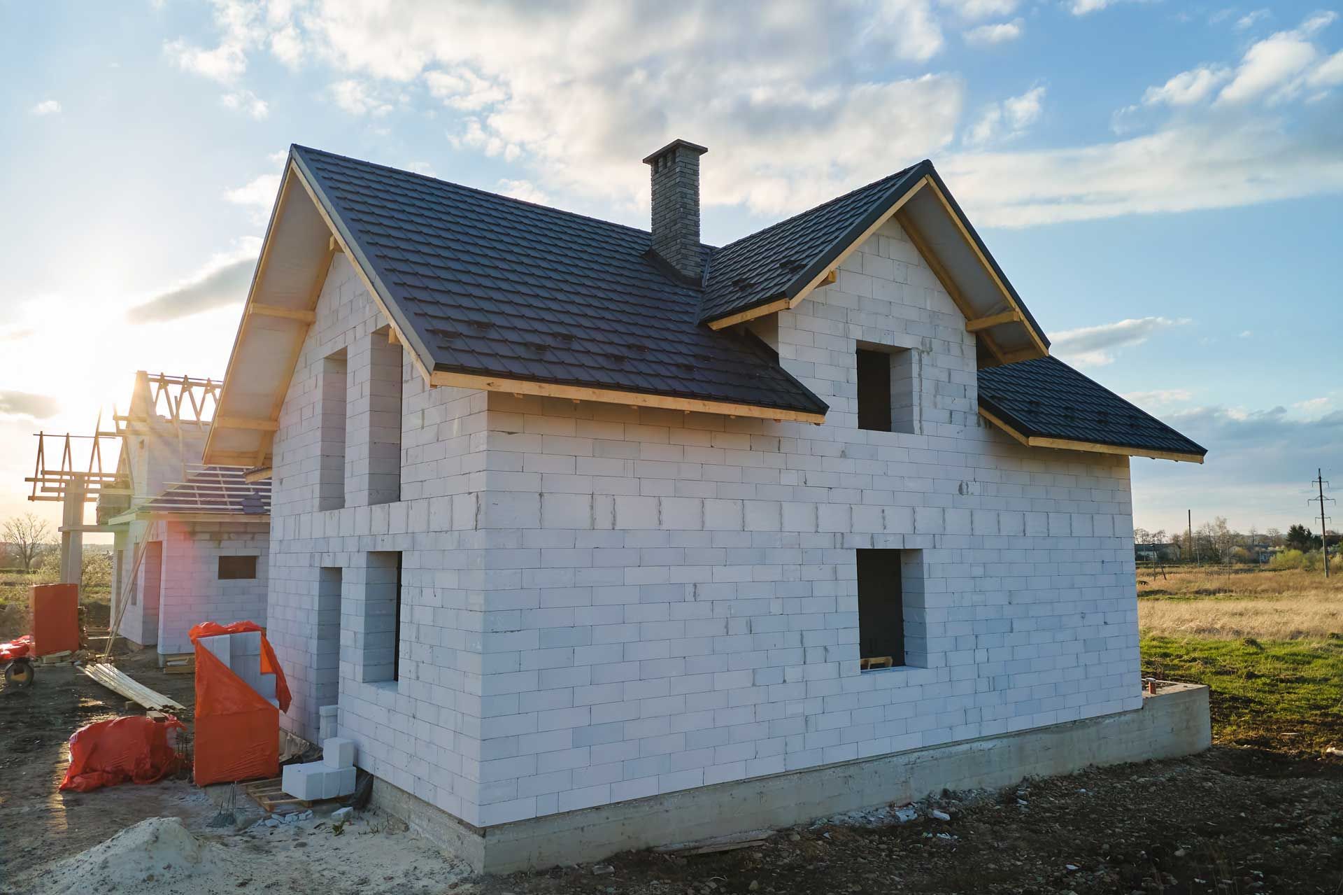 Maison en construction avec un toit en métal foncé