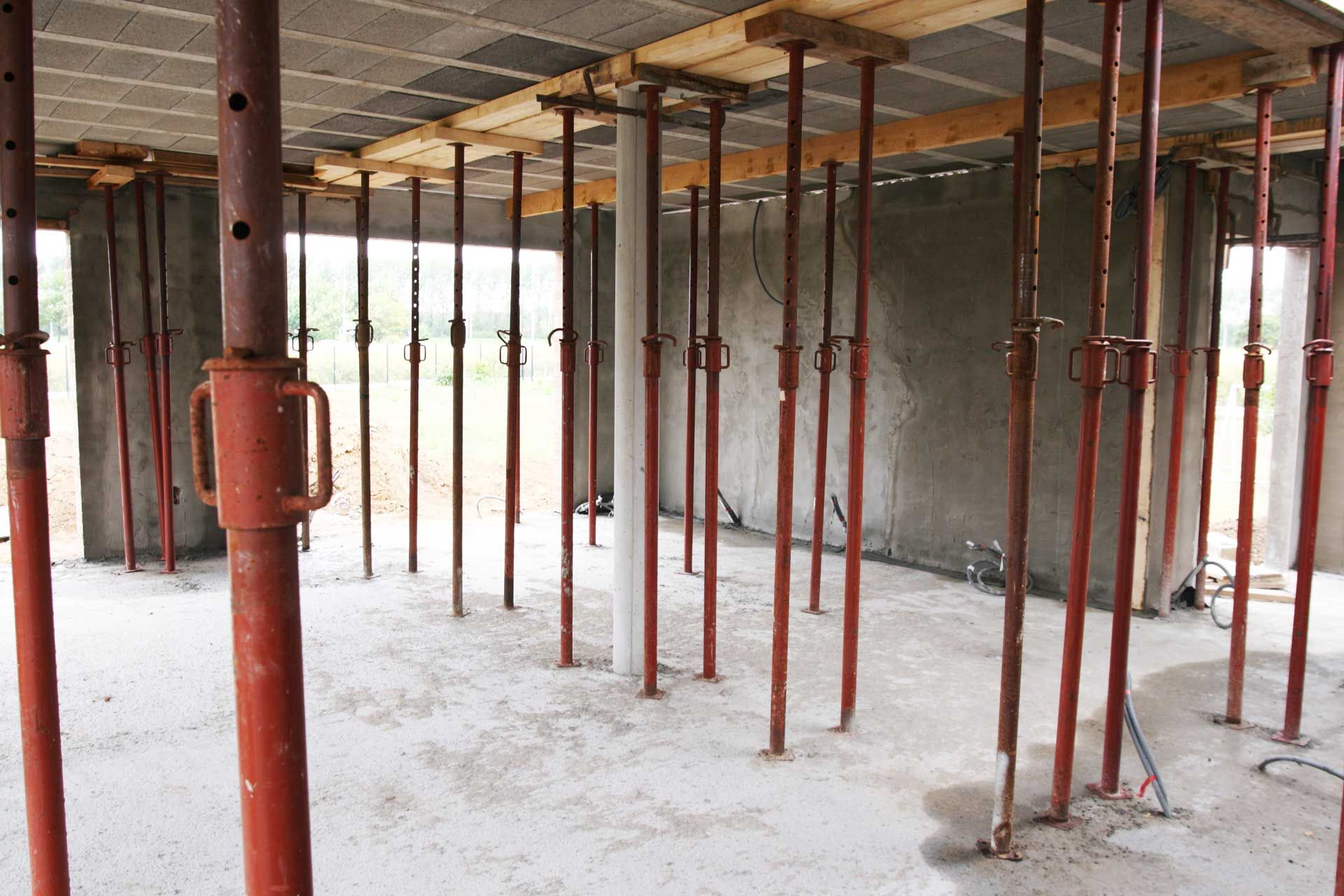 Étais et piliers d’une maison en construction