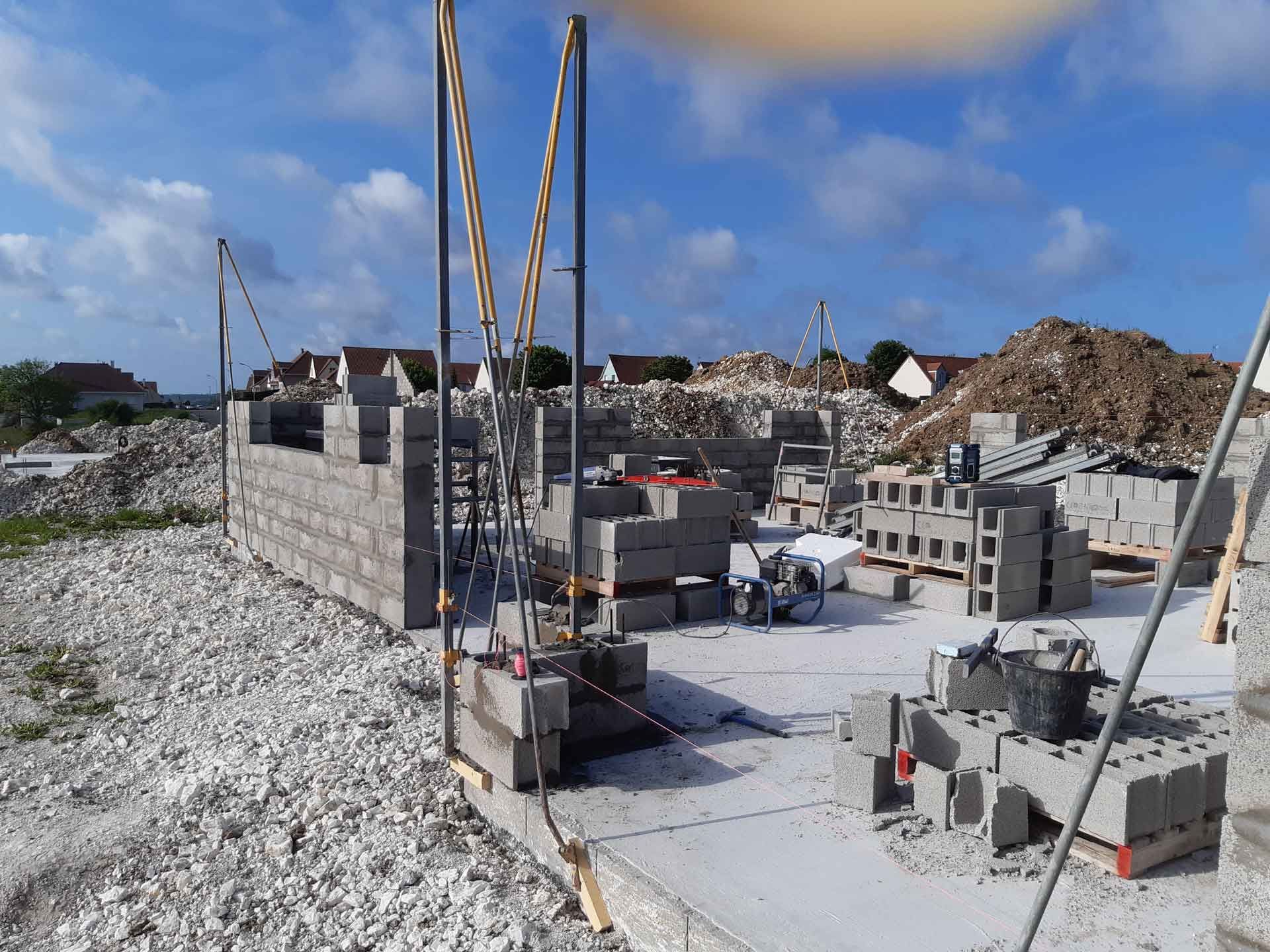 Chantier d’élévation des murs sur une dalle de maison