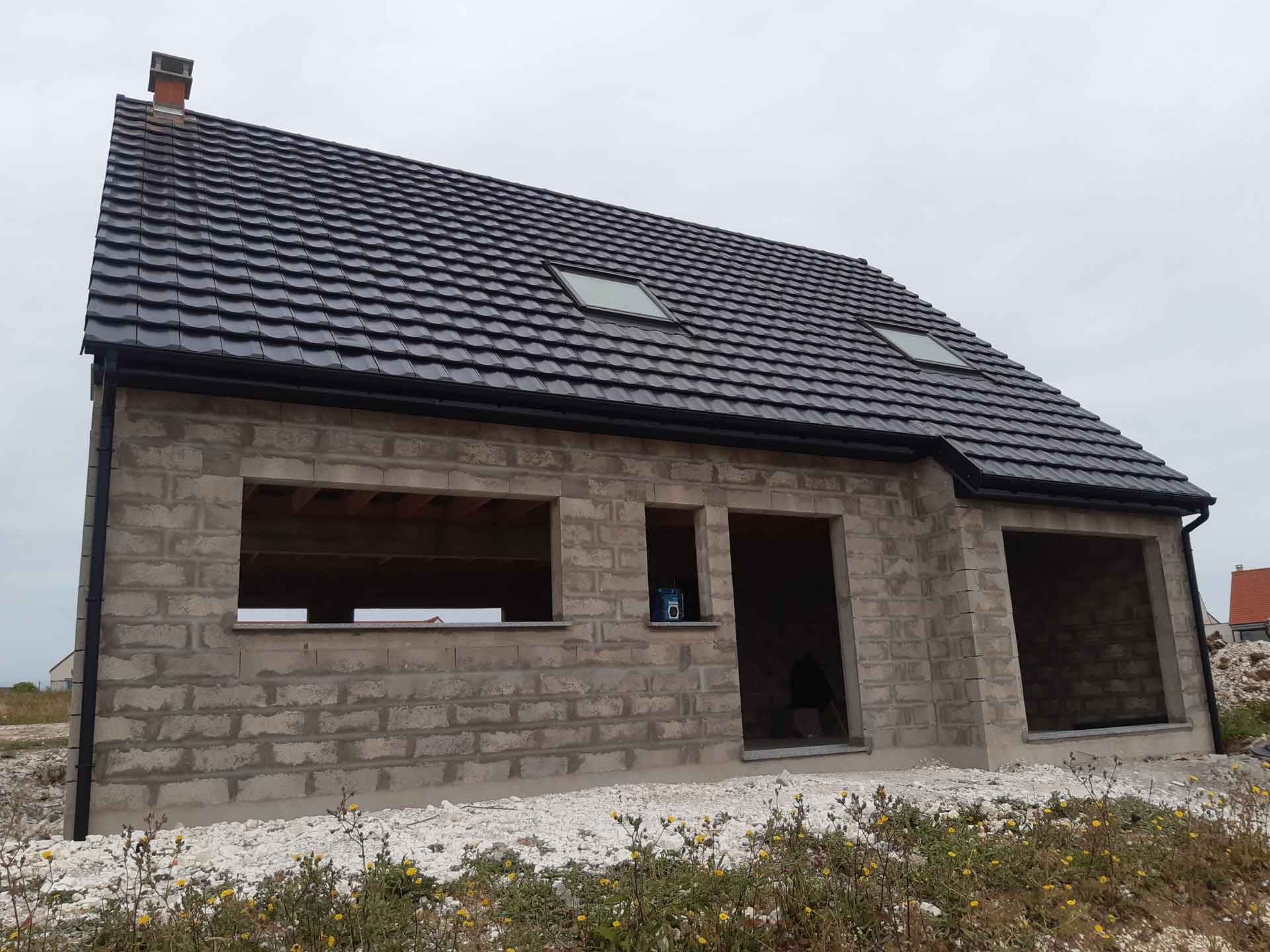 Maison avec murs et toiture finis