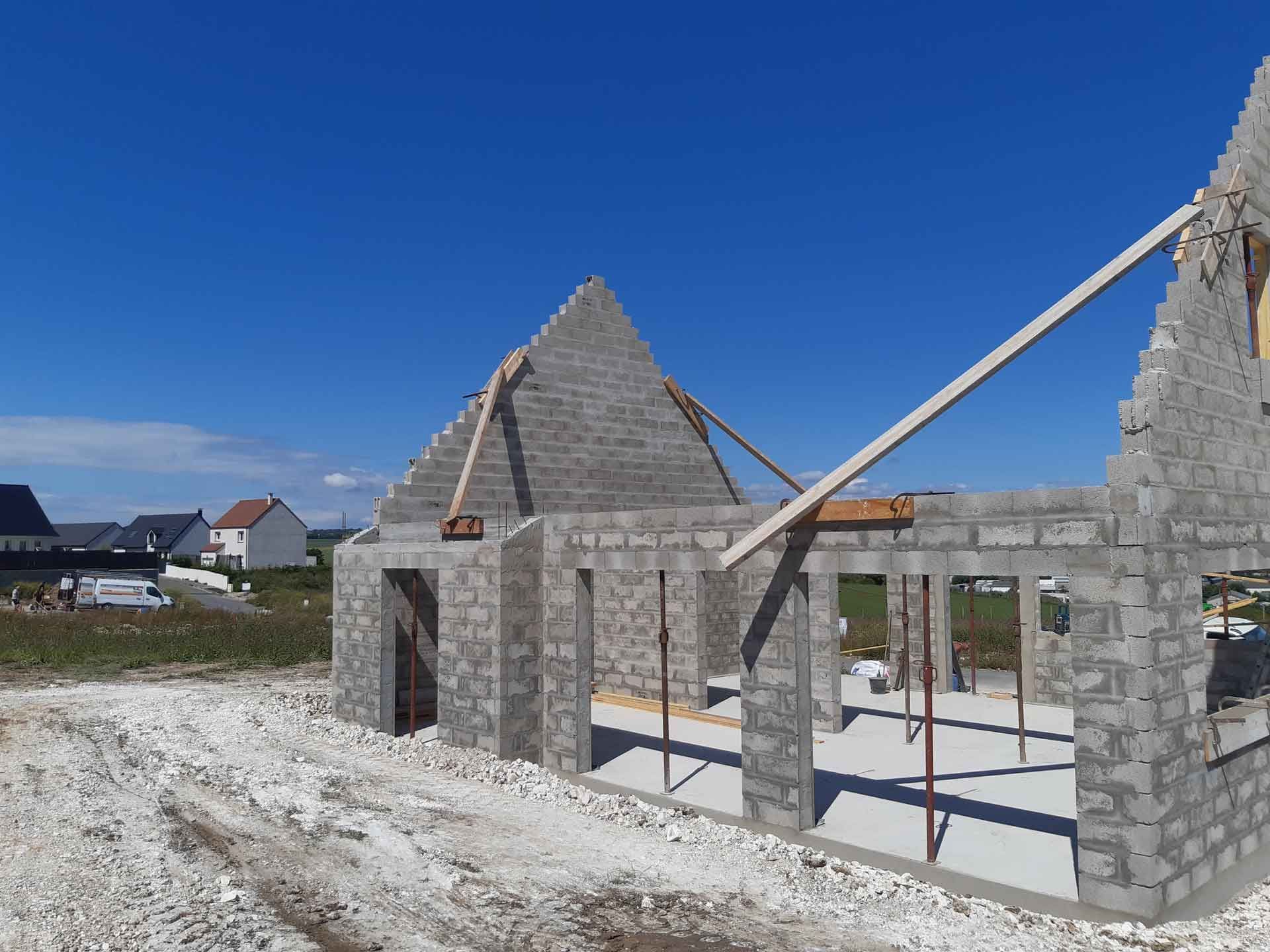 Murs et charpente extérieurs d’une maison en construction