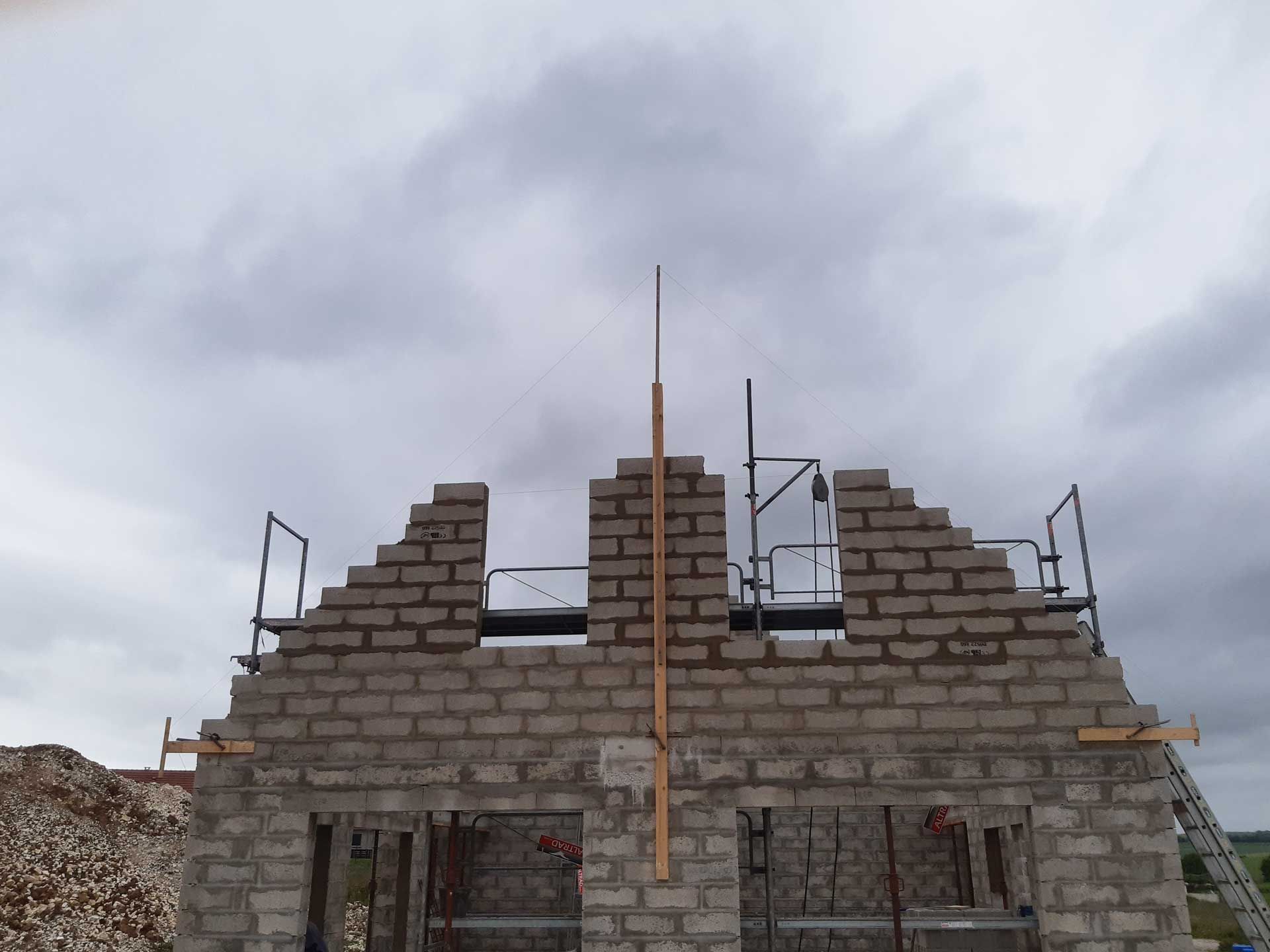 Charpente en parpaings pour la façade extérieure d’une maison