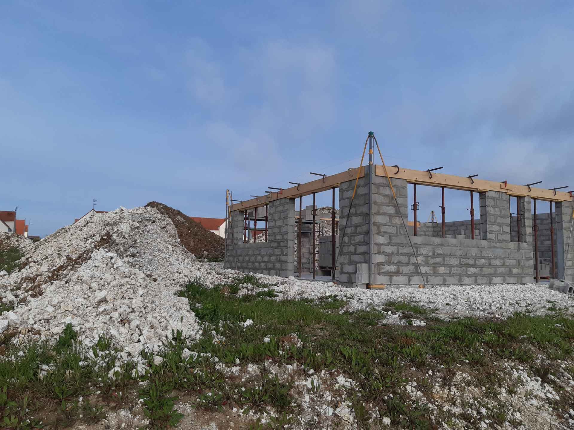 Préparations des murs pour la charpente d’une maison