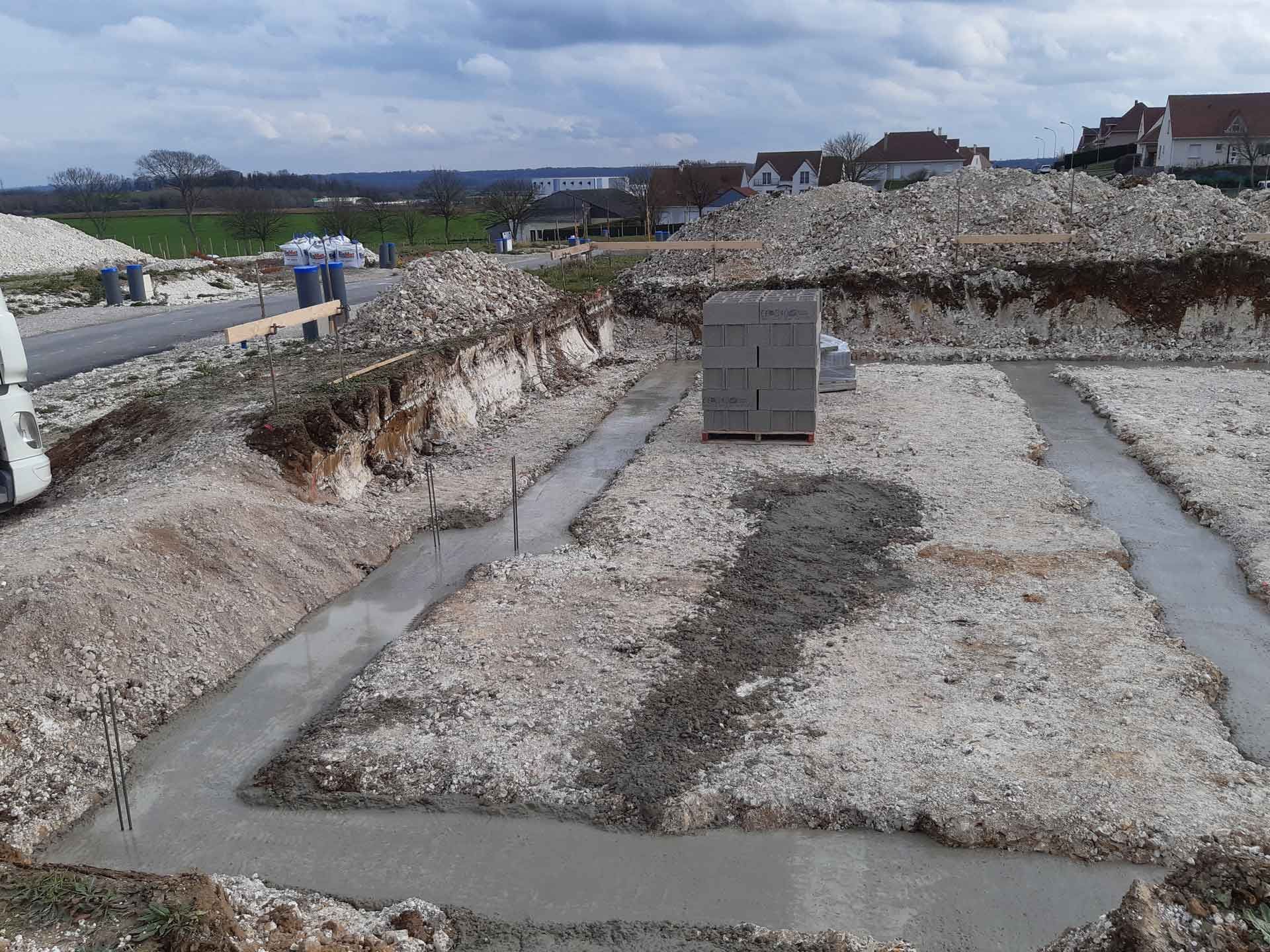 Tranchées cimentées pour monter le soubassement