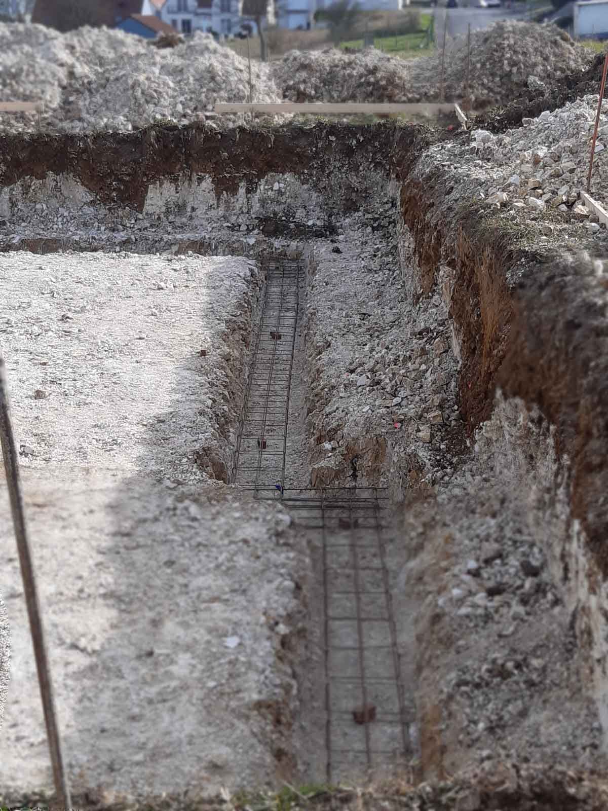 Tranchées préparées pour le ciment des fondations