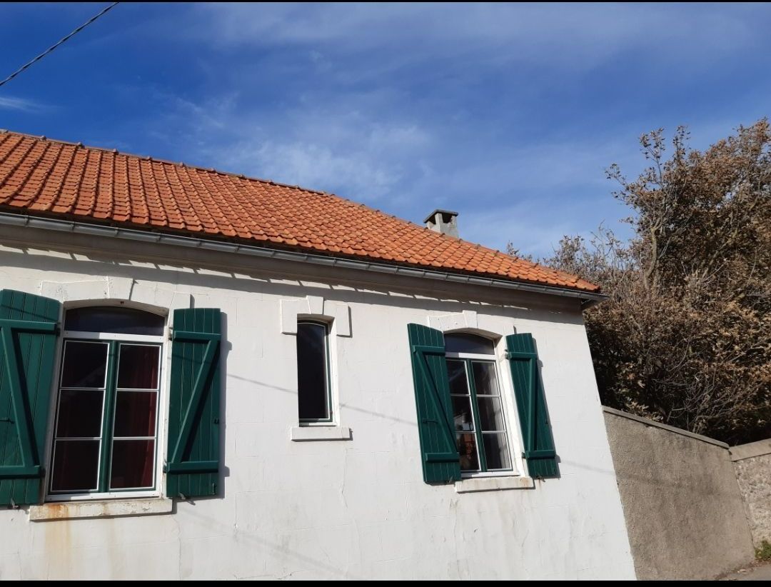Maison traditionnelle avec des volets vert