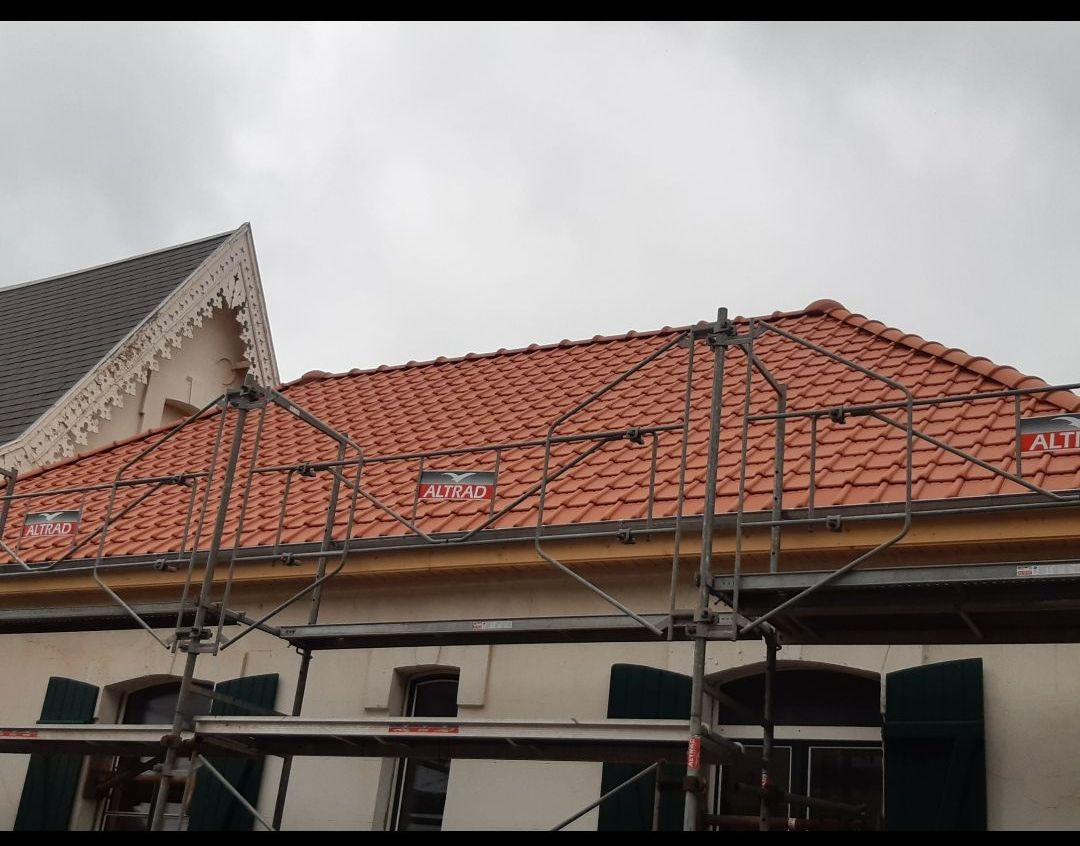 Montage d'échafaudage avant la rénovation