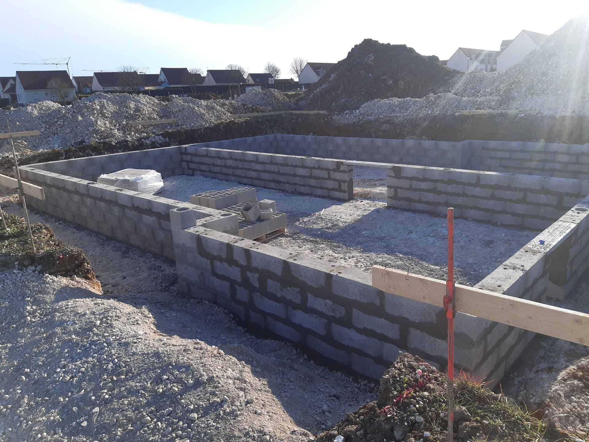 Murs en parpaings pour le soubassement