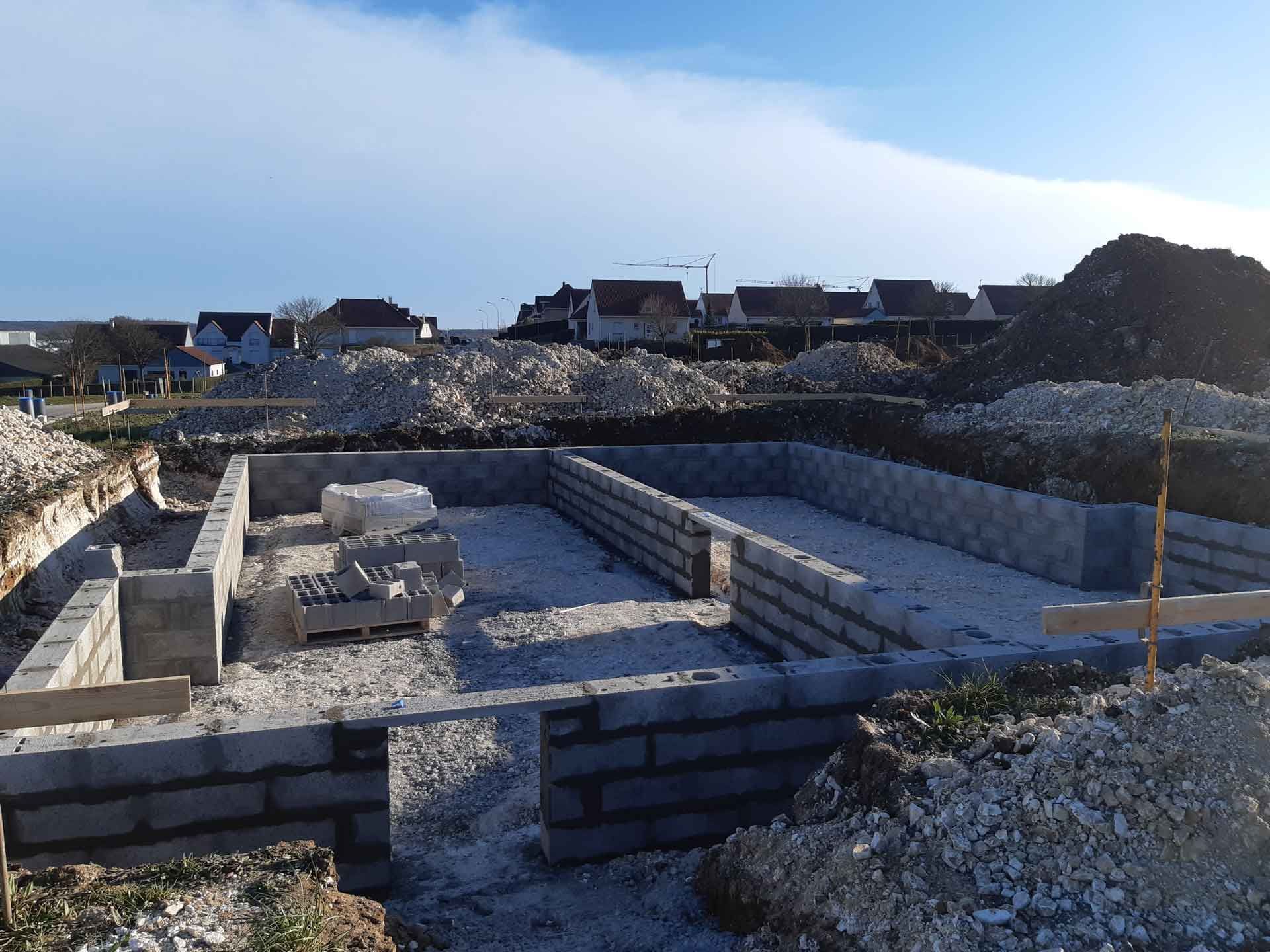 Murs de soubassement de la dalle d’une maison