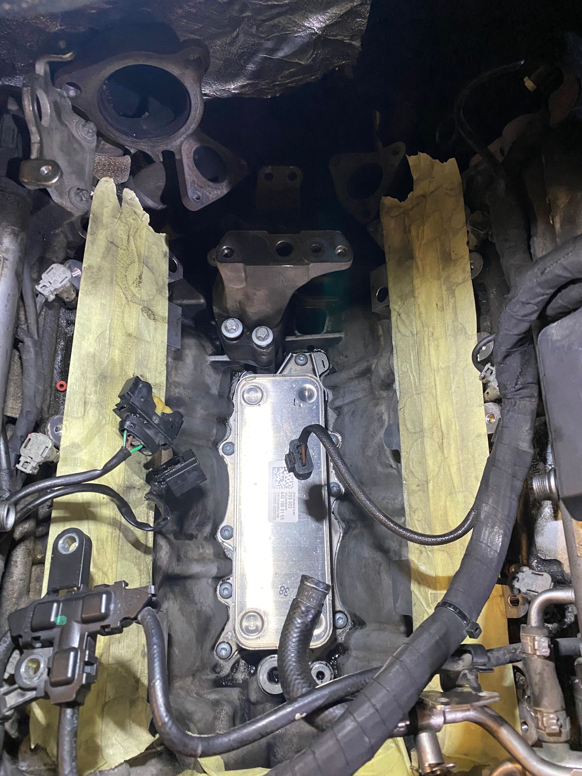 Ein Mann in einer Schürze steht vor einer Theke in einem Restaurant.