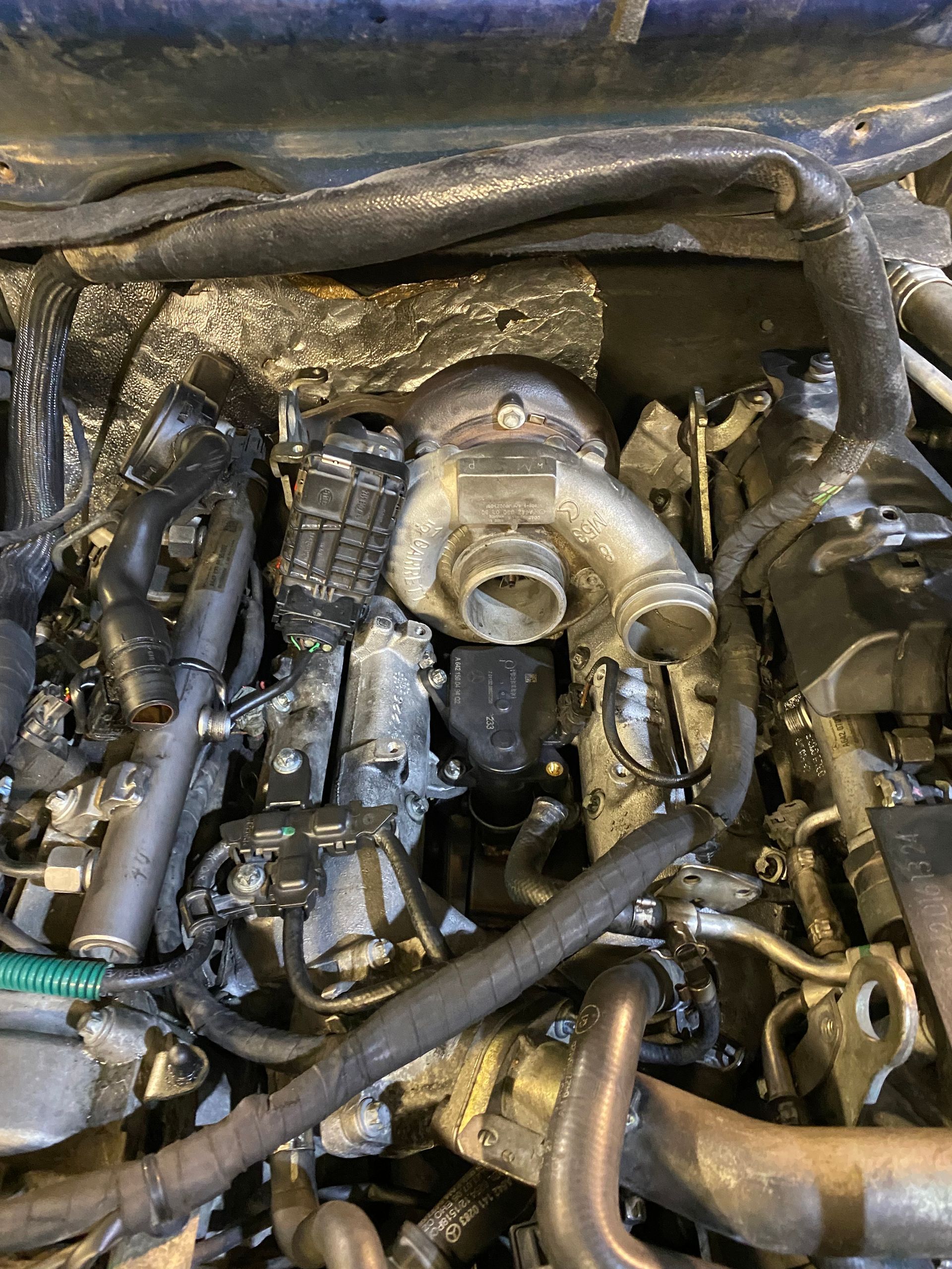 Ein Glas Eiskaffee mit einem Strohhalm auf einem Tisch