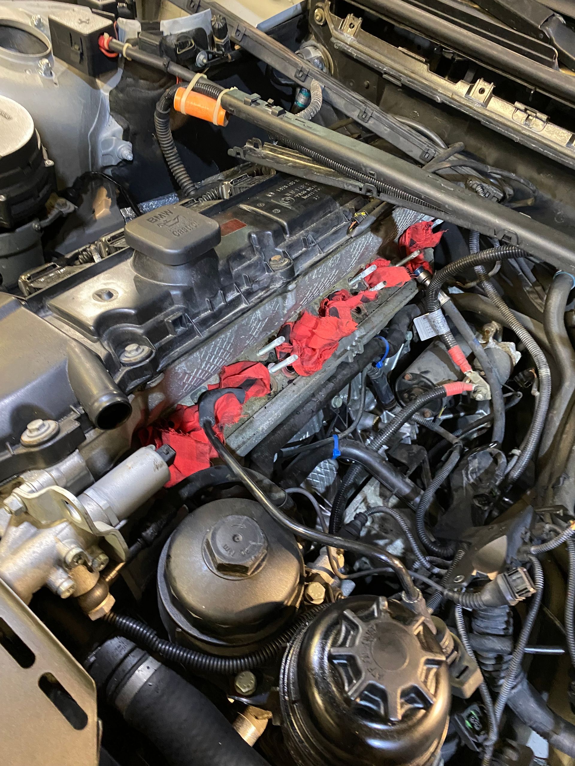 Drei Tassen Cappuccino stehen auf einem Holztisch neben Topfpflanzen.