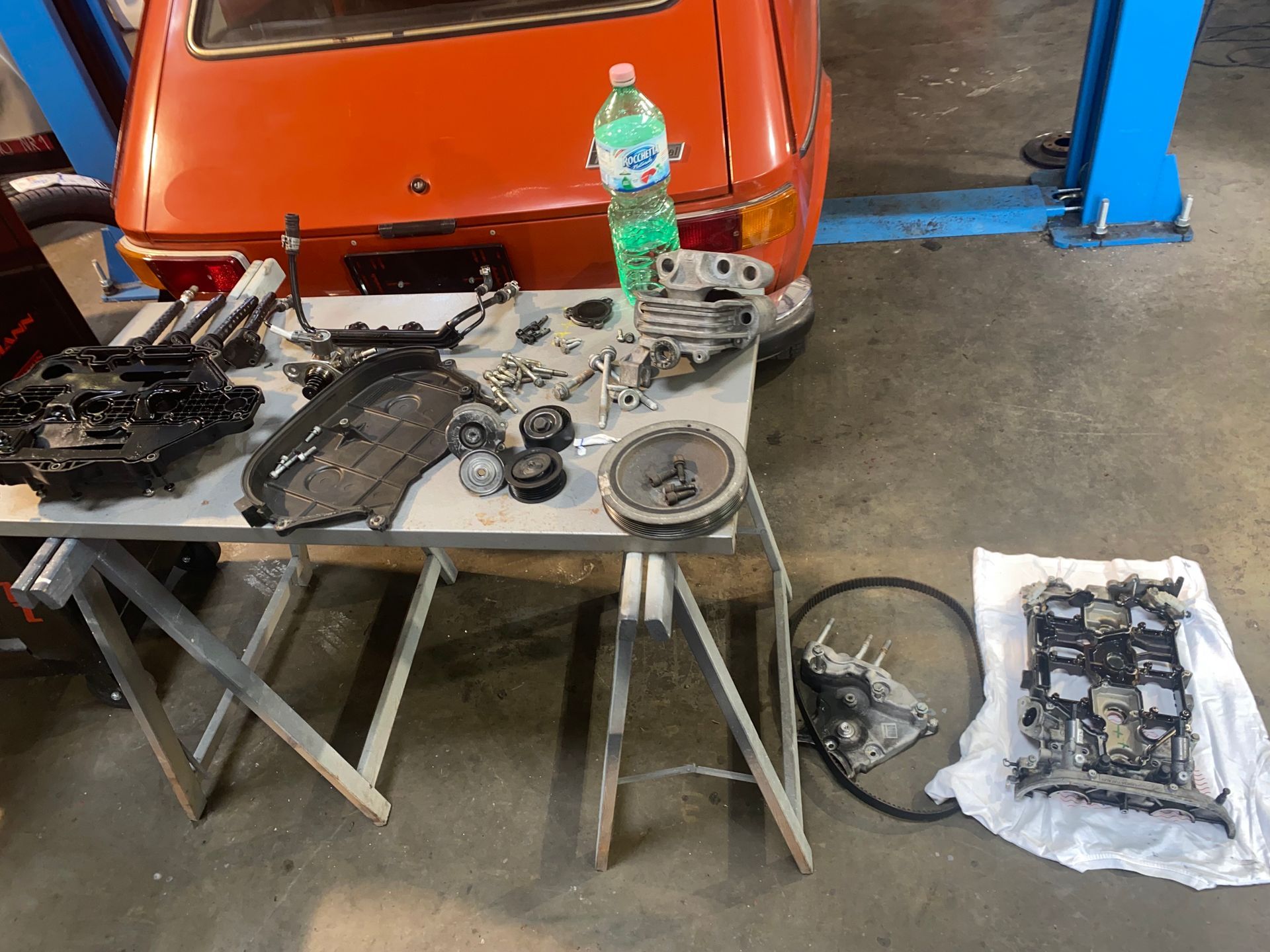 Ein Teller Croissants und eine Tasse Kaffee auf einem Holzfass.