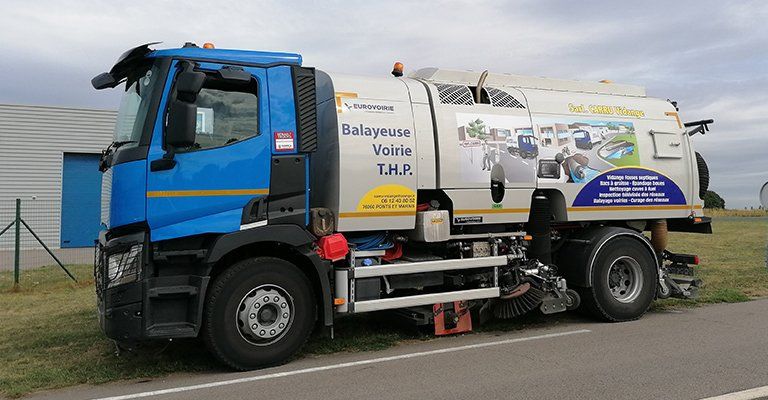 Un camion de nettoyage de voirie