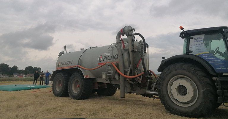 Un tracteur qui transporte des matières dangereuses