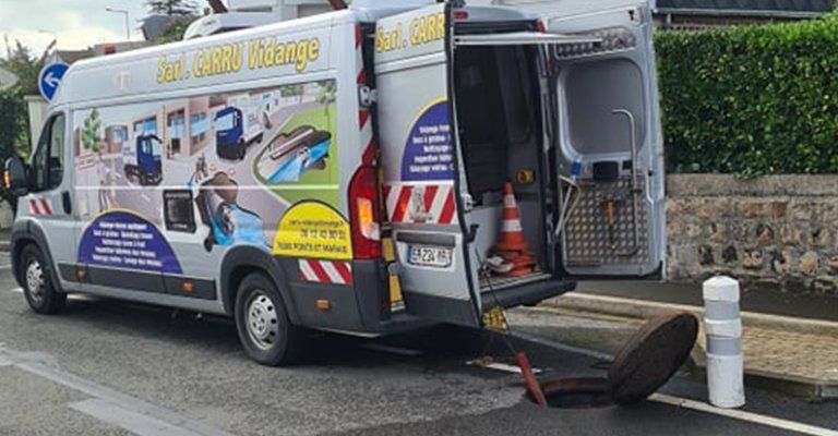 Un camion en place pour le curage d'une canalisation