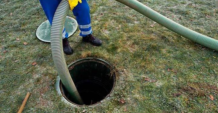 Un homme qui débouche une canalisation