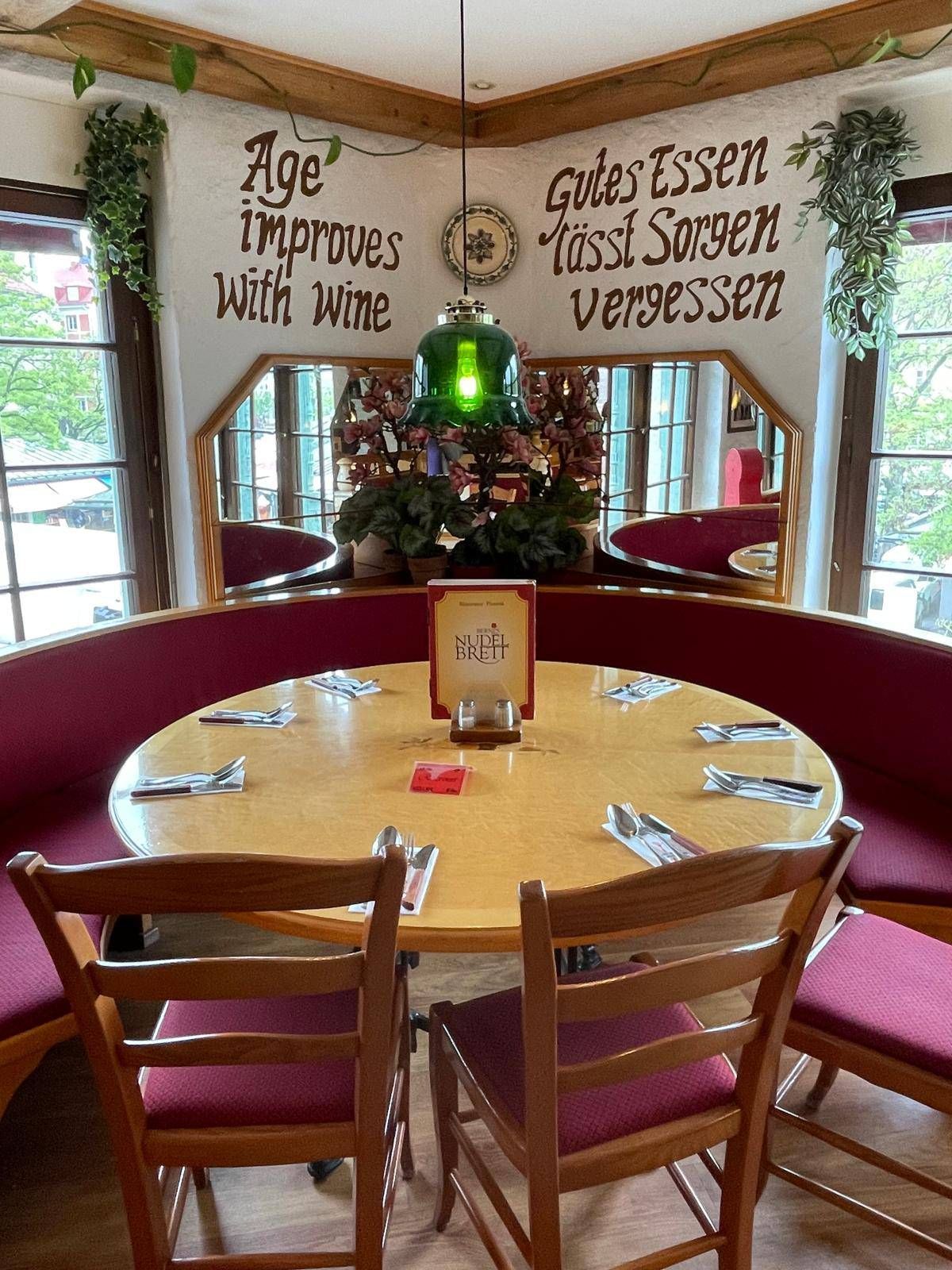 Ein Tisch beim Ristorante Berni's Nudelbrett von innen