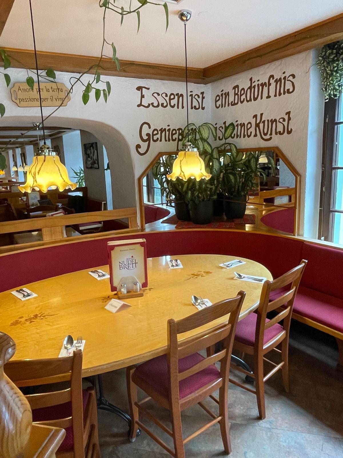 Ein Tisch beim Ristorante Berni's Nudelbrett von innen