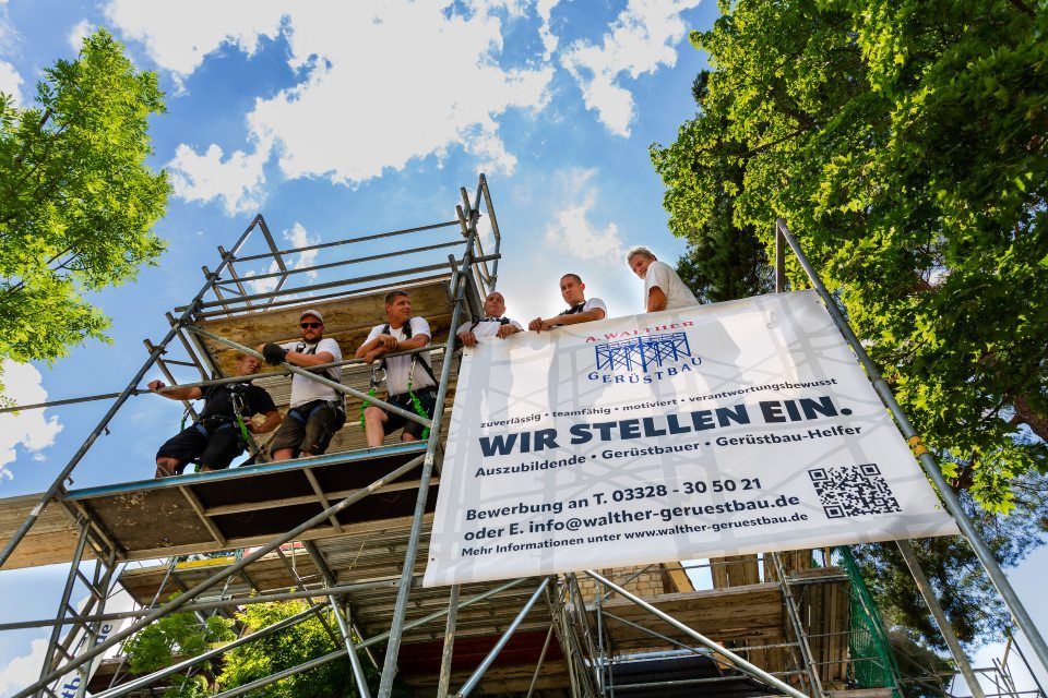 Arbeiter auf einem Gerüst von A. Walther Gerüstbau
