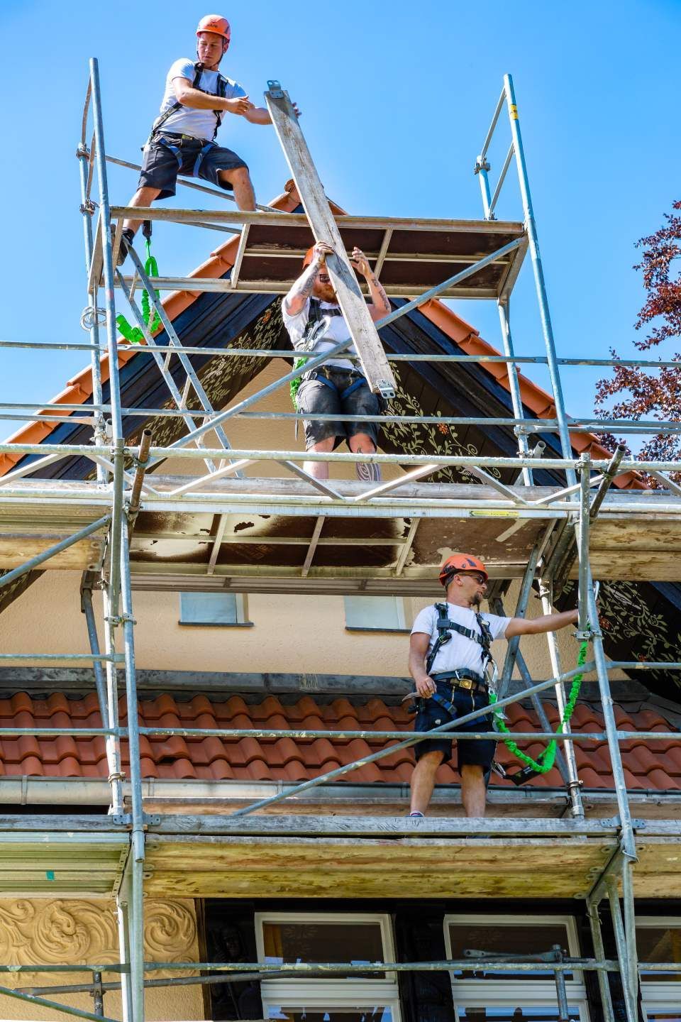 Arbeiter auf einem Gerüst von A. Walther Gerüstbau