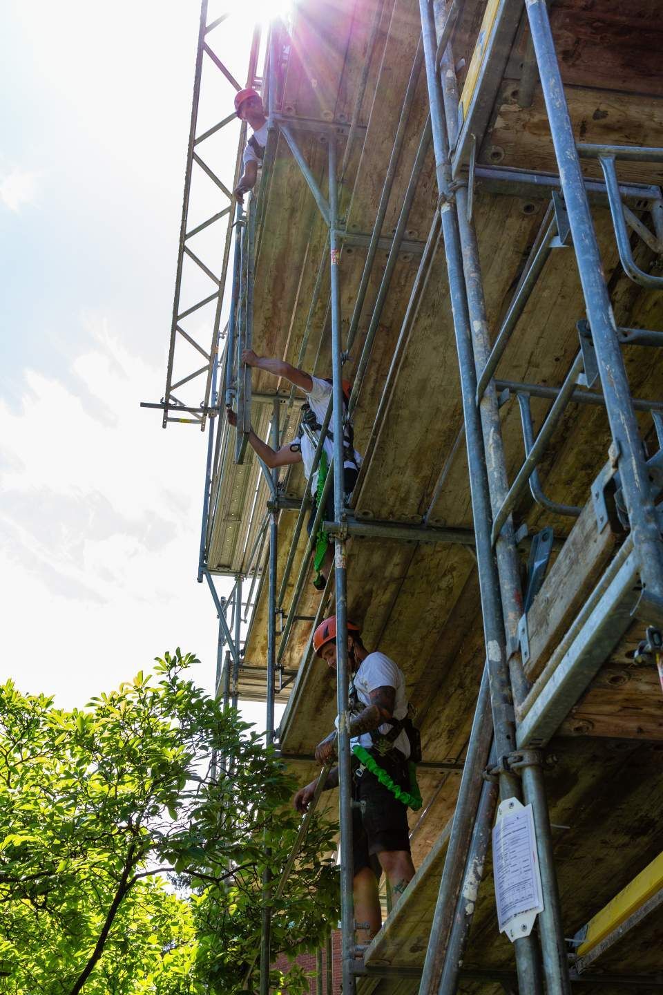 Arbeiter auf einem Gerüst von A. Walther Gerüstbau