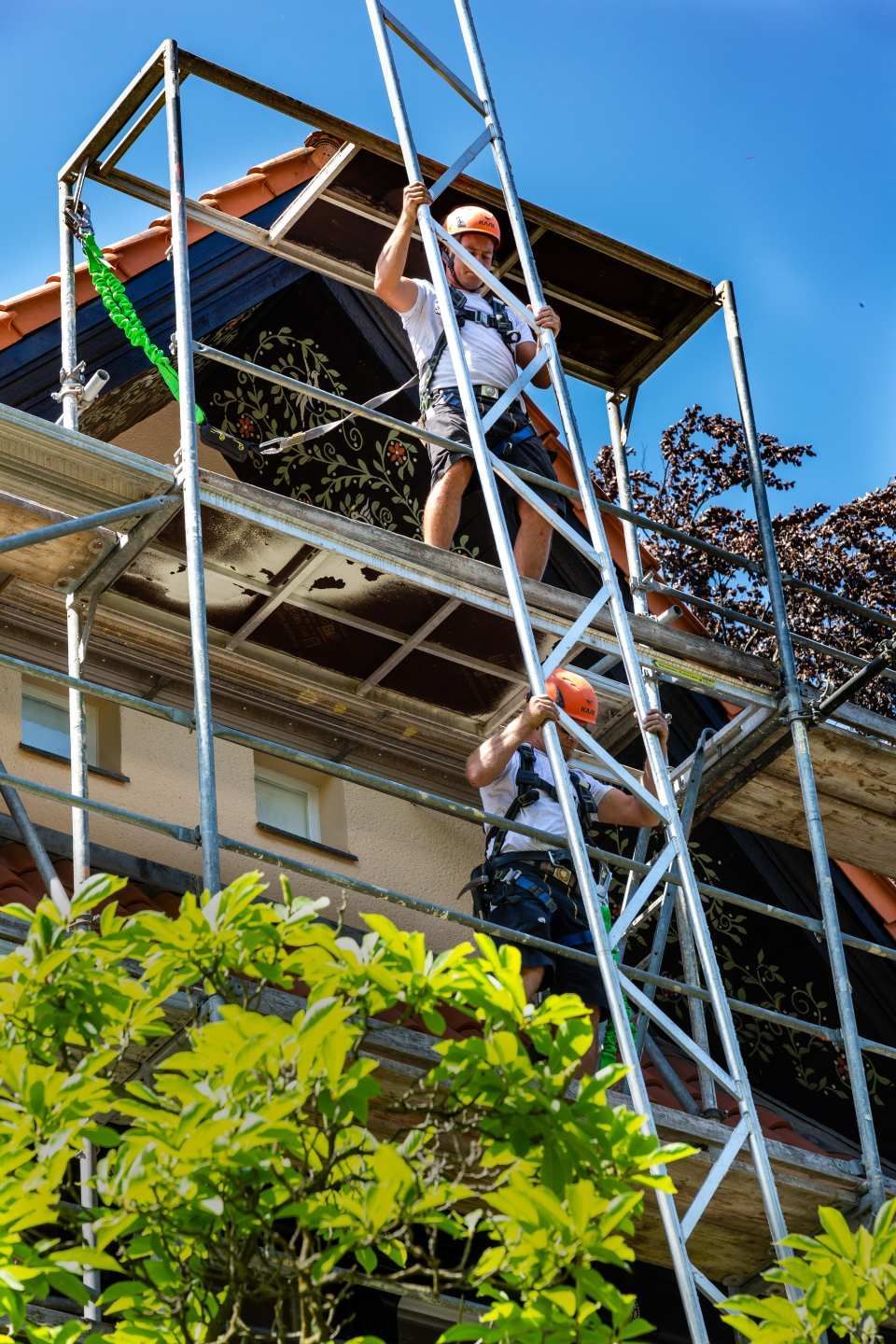 Arbeiter auf einem Gerüst von A. Walther Gerüstbau