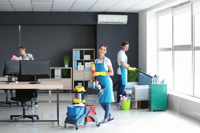 Une équipe de nettoyage en action dans un bureau.