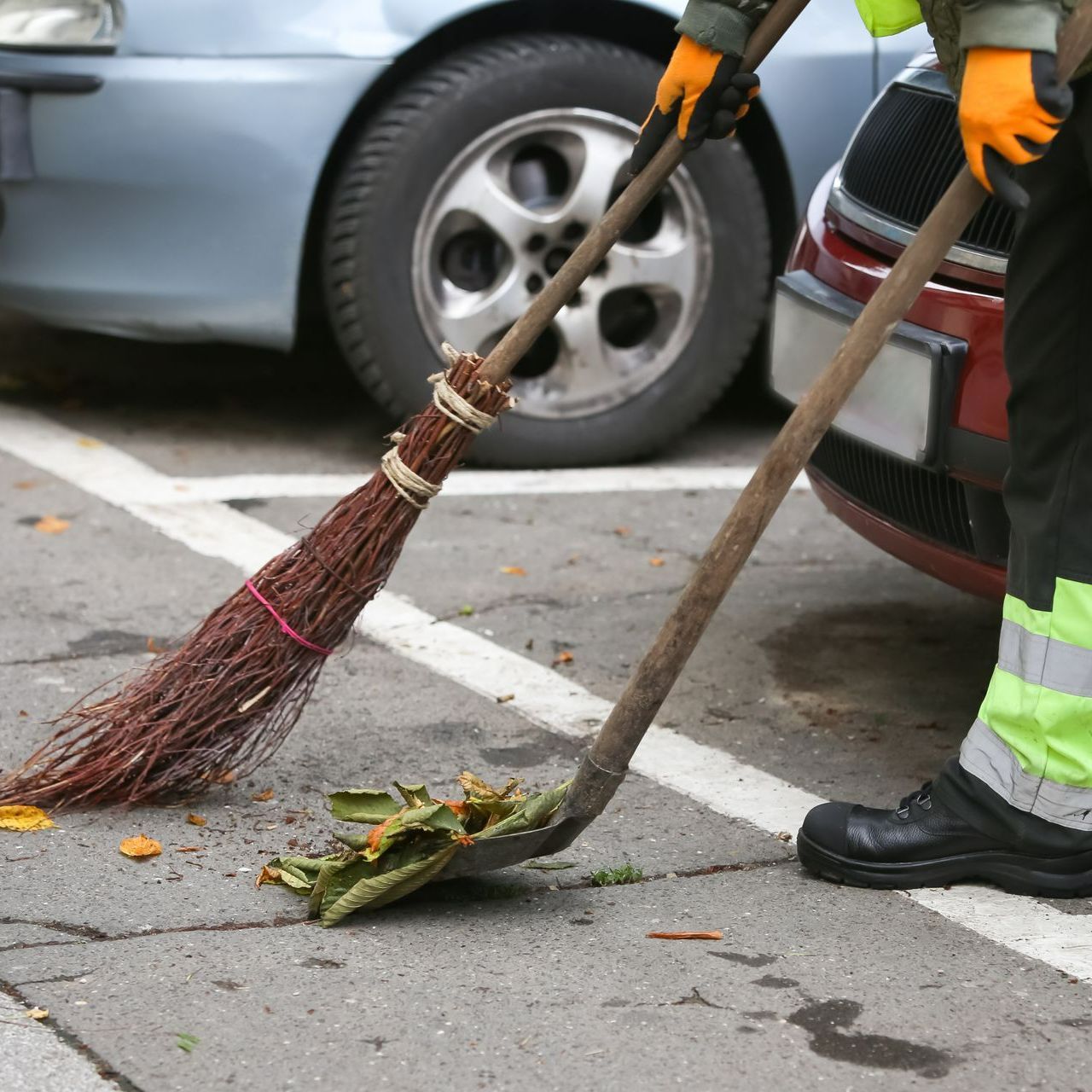 Nettoyage d'un parking par un professionnel.