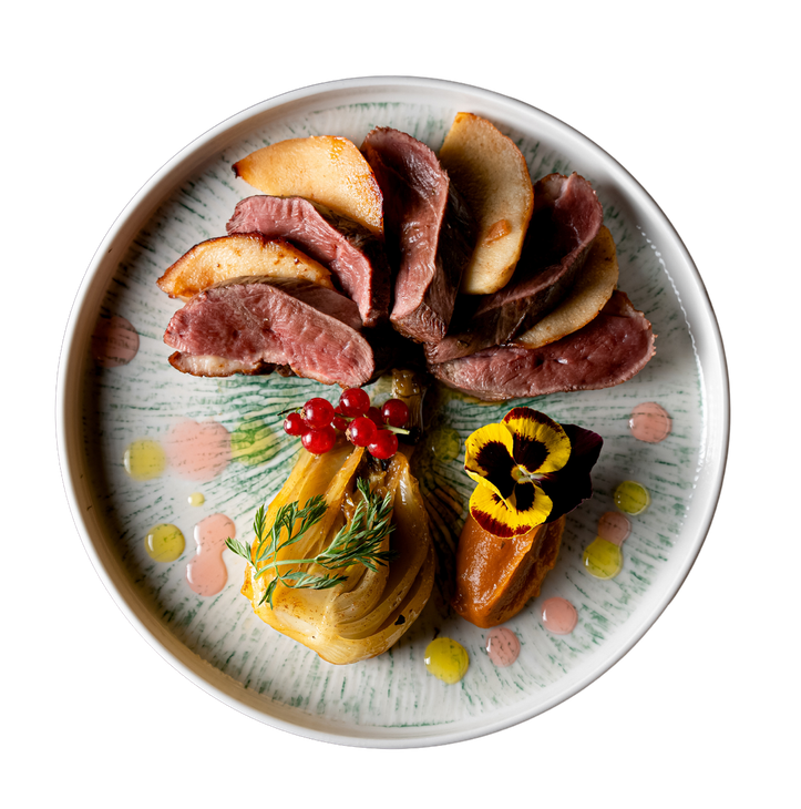 Une assiette de nourriture avec de l'avocat et du saumon fumé