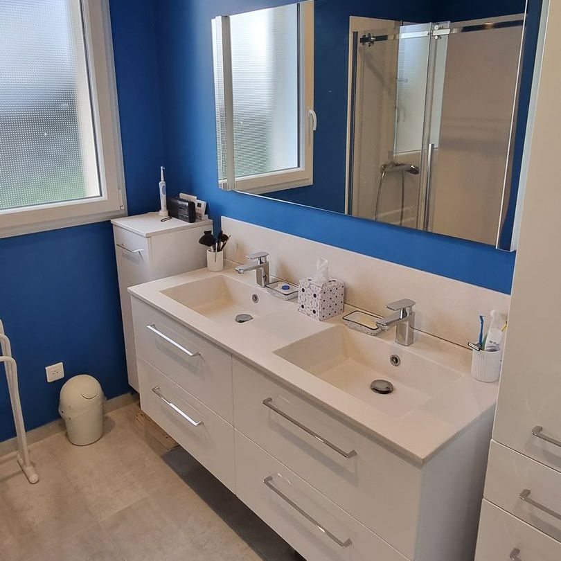 Salle de bains blanche