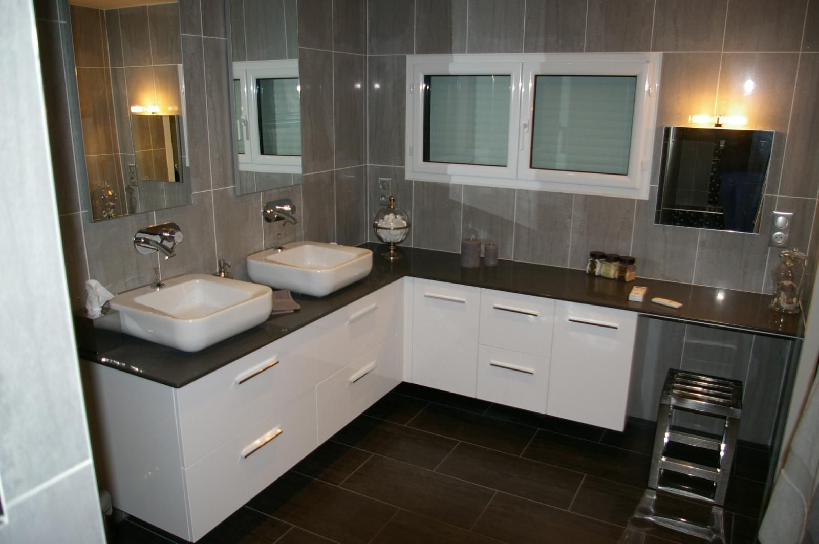 Salle de bains blanche et grise