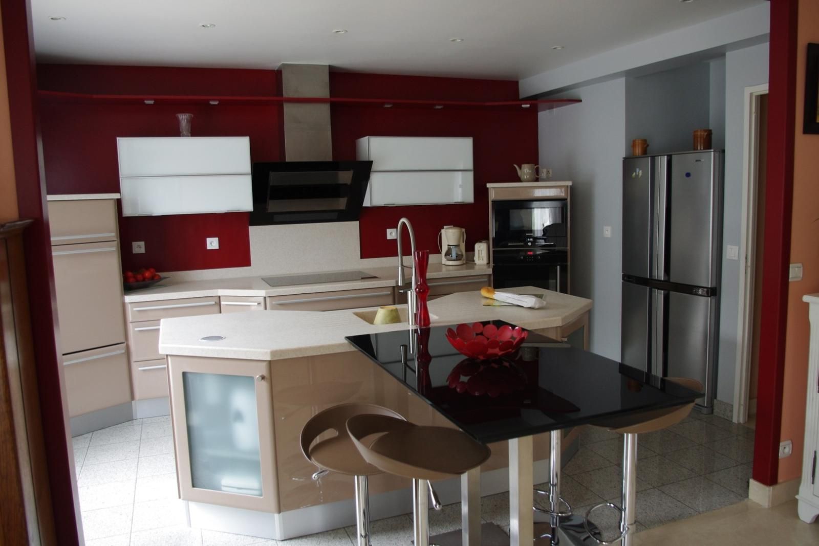 Cuisine rouge avec des meubles en bois clair