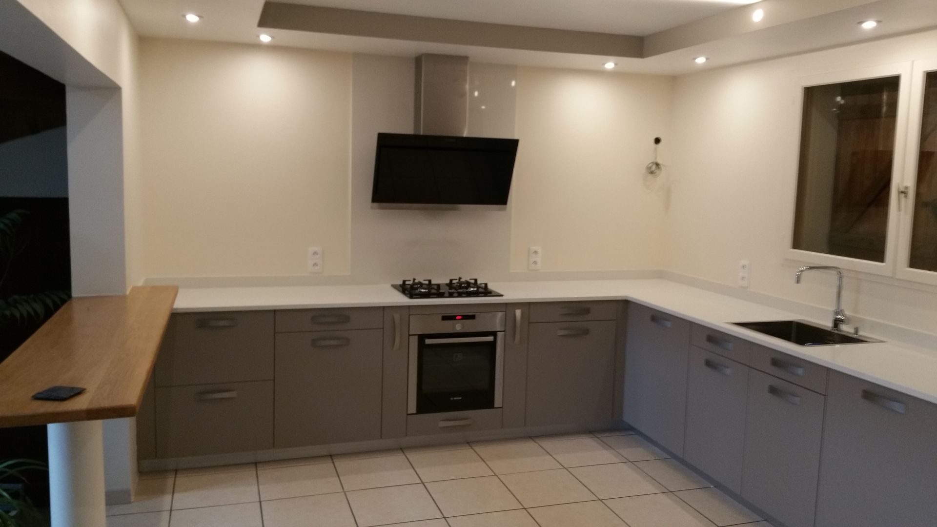 Cuisine grise et blanche avec un bar