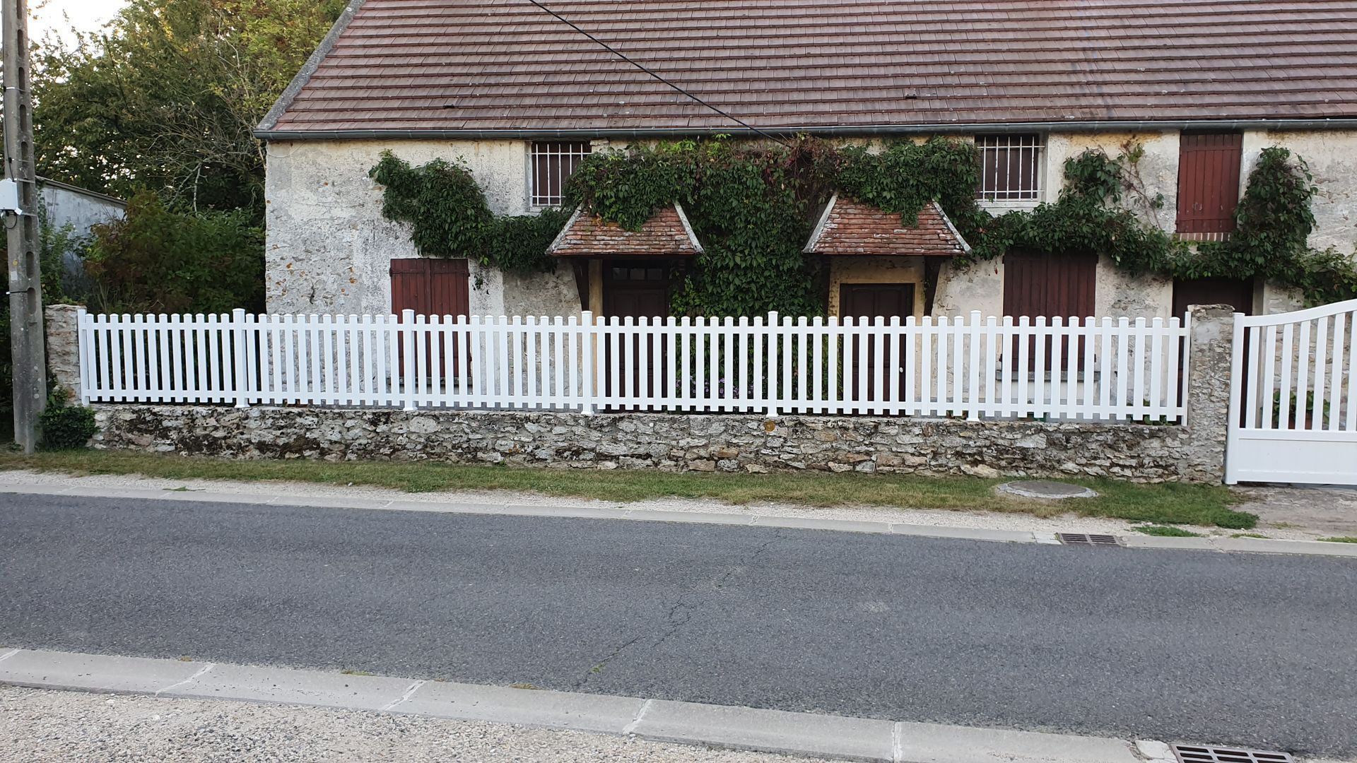 Pose d'un portail et de barrières blanches