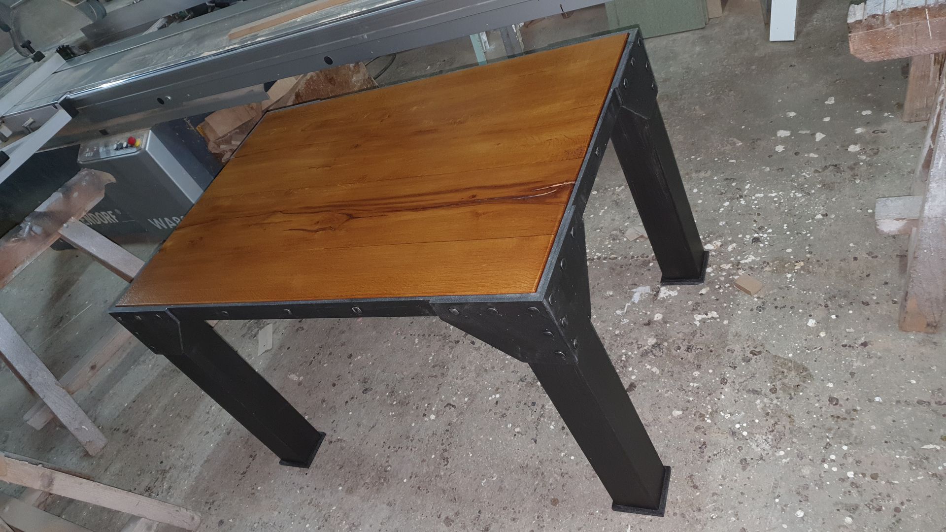 Table en fer et bois