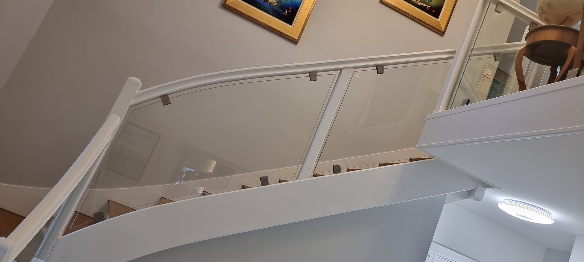 Rambarde d'escalier blanche