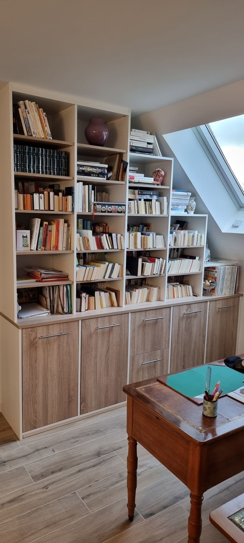 Bibliothèque sous la pente d'un toit