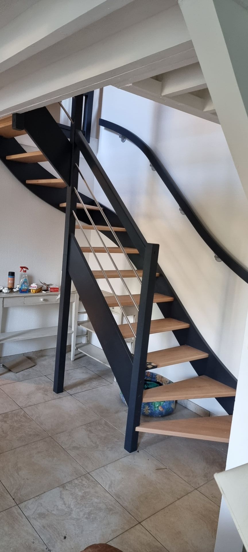 Escalier noir en bois