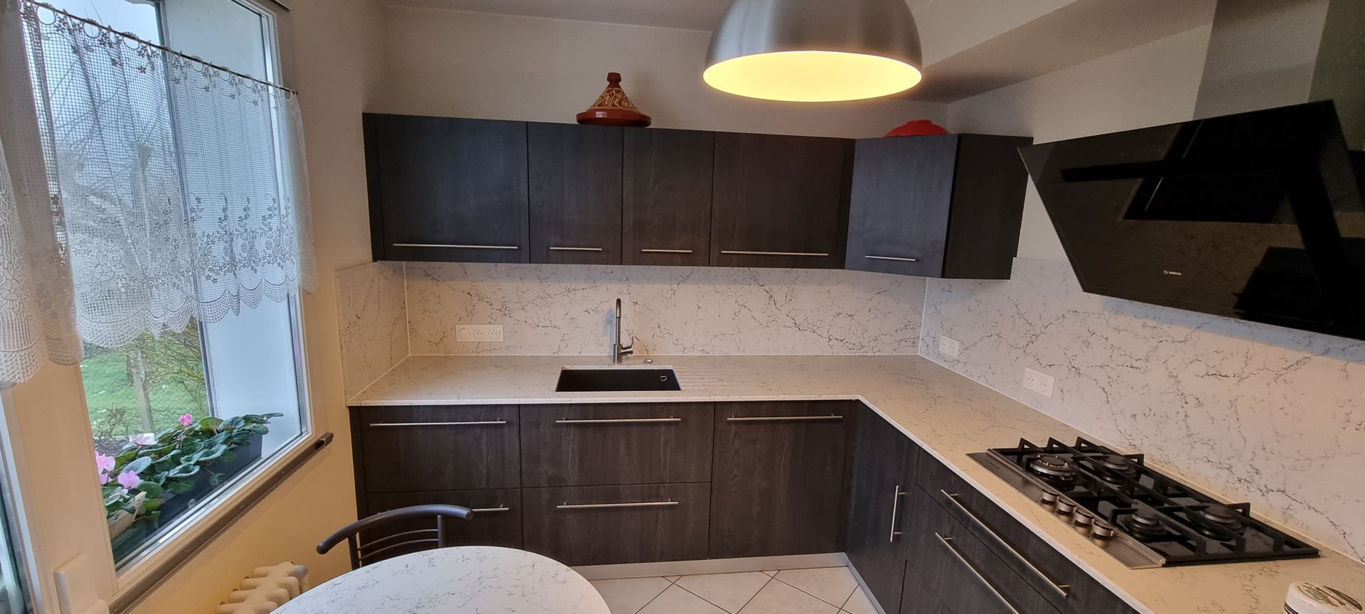 Cuisine noire et plan de travail en bois