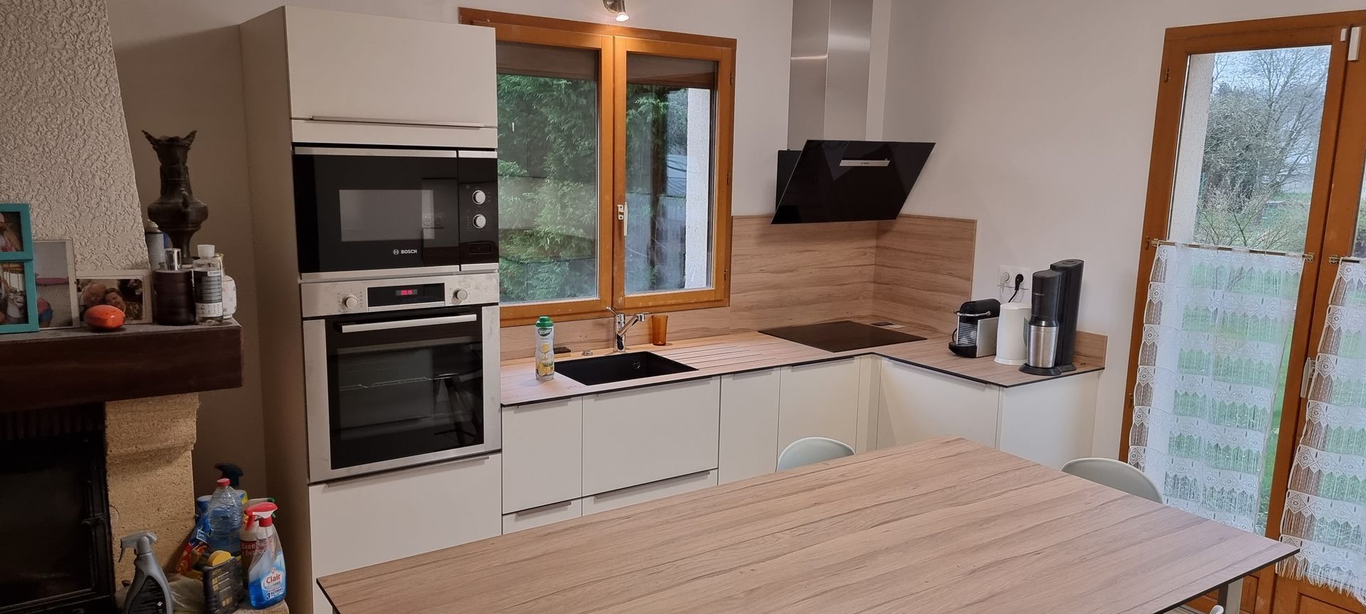 Meubles blancs et plan de travail en bois