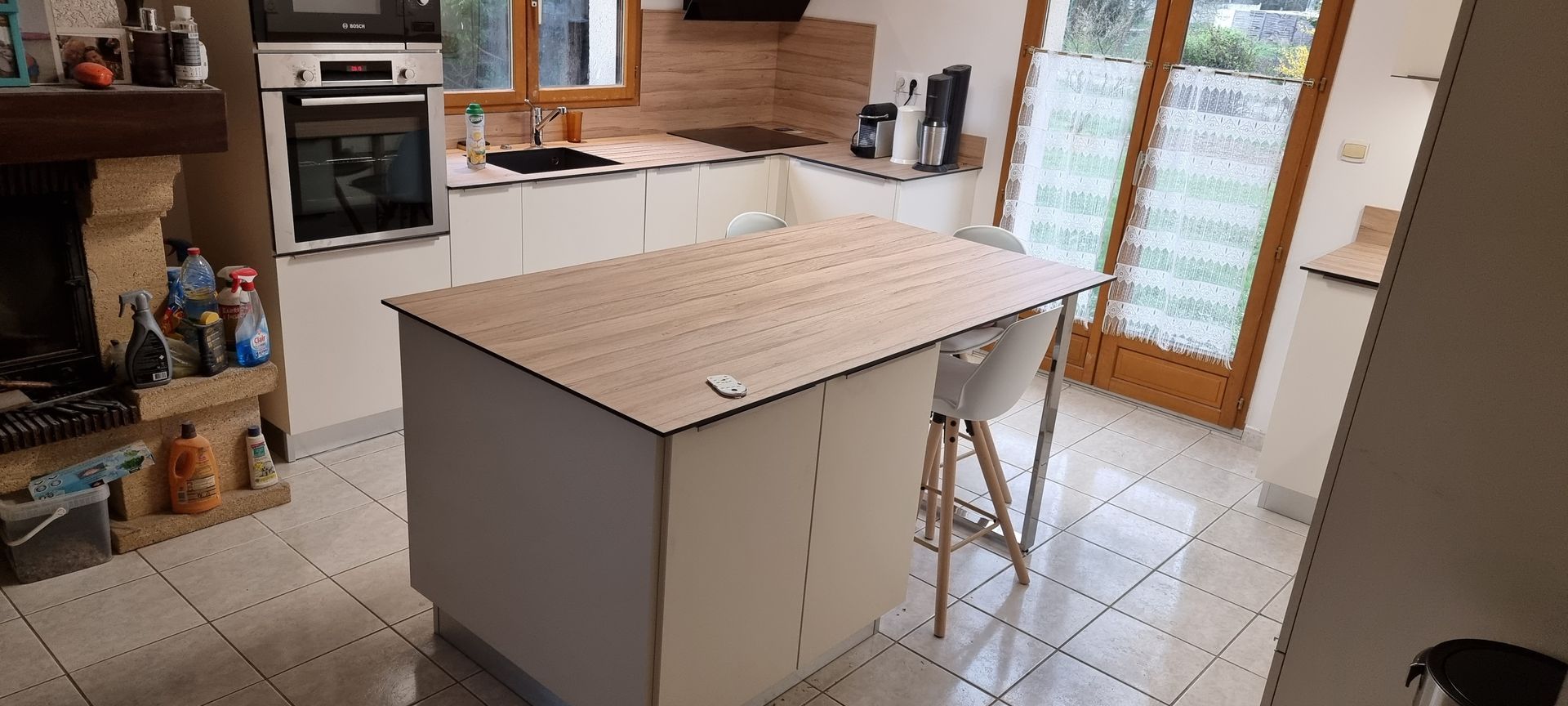 Îlot central avec chaise