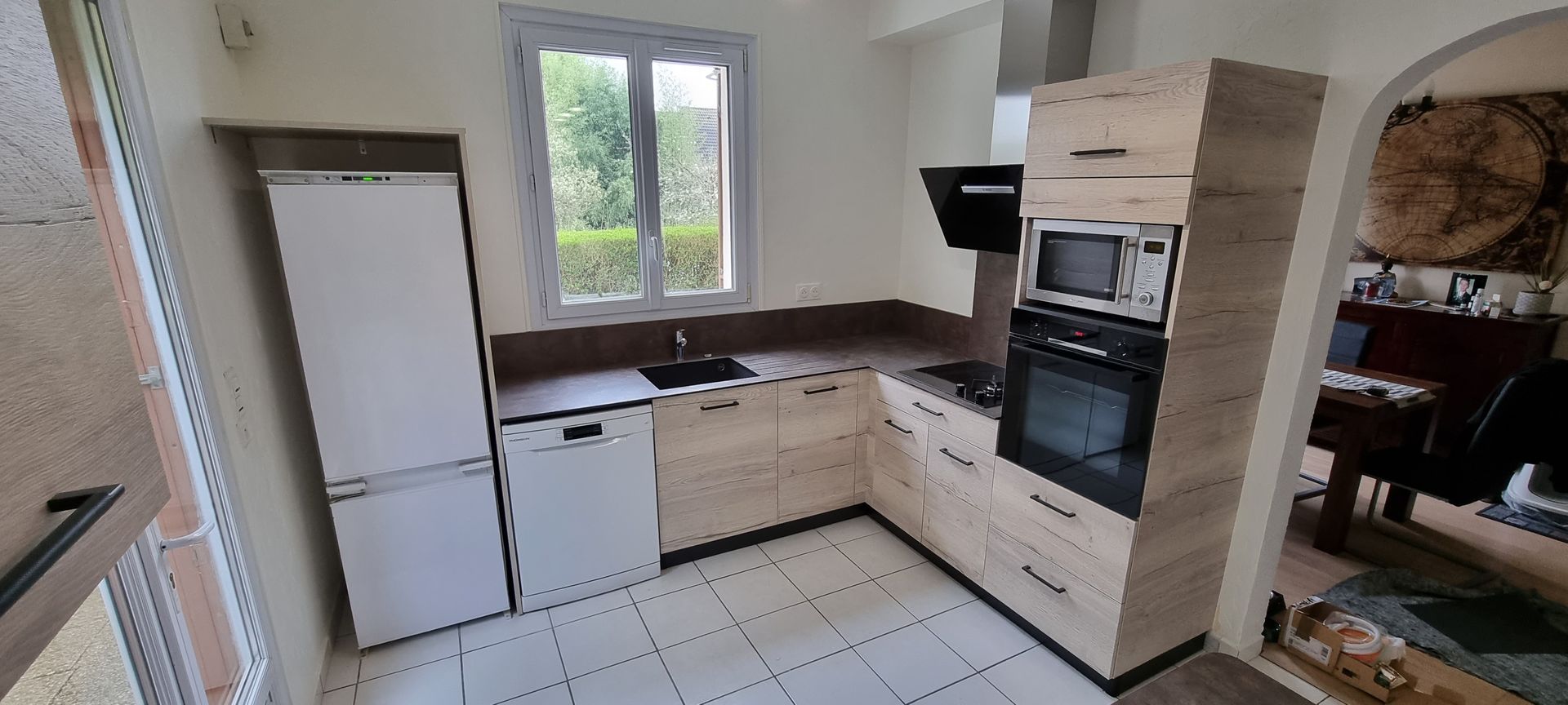 Cuisine en bois avec un réfrigérateur