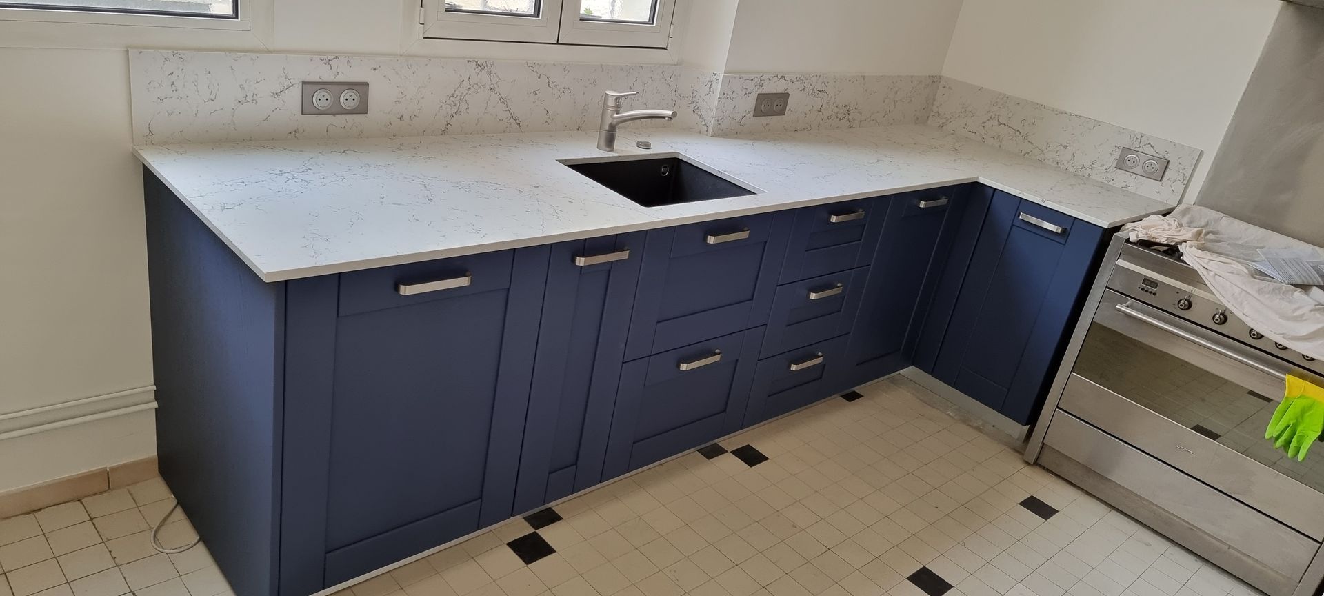 Cuisine bleue et plan de travail blanc