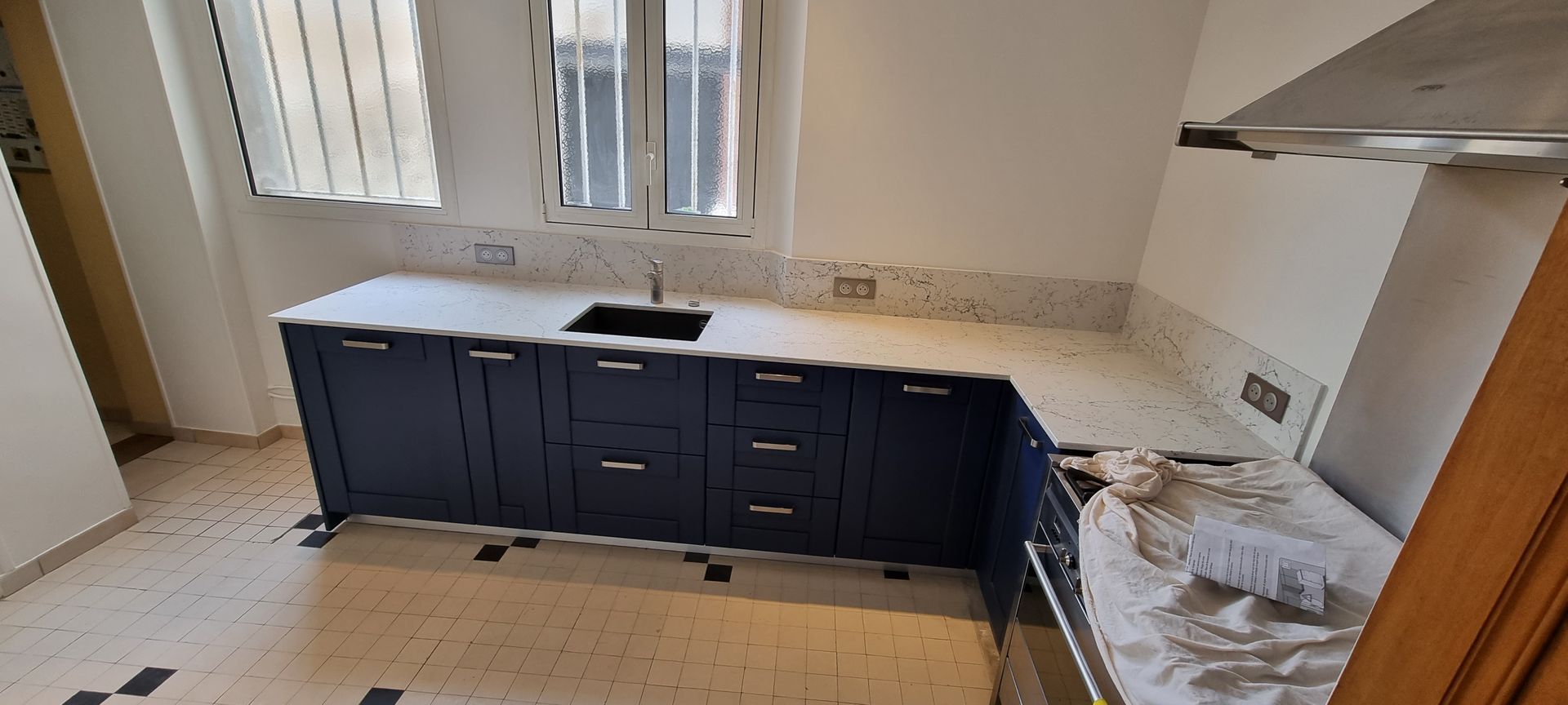 Cuisine bleue et terrazzo