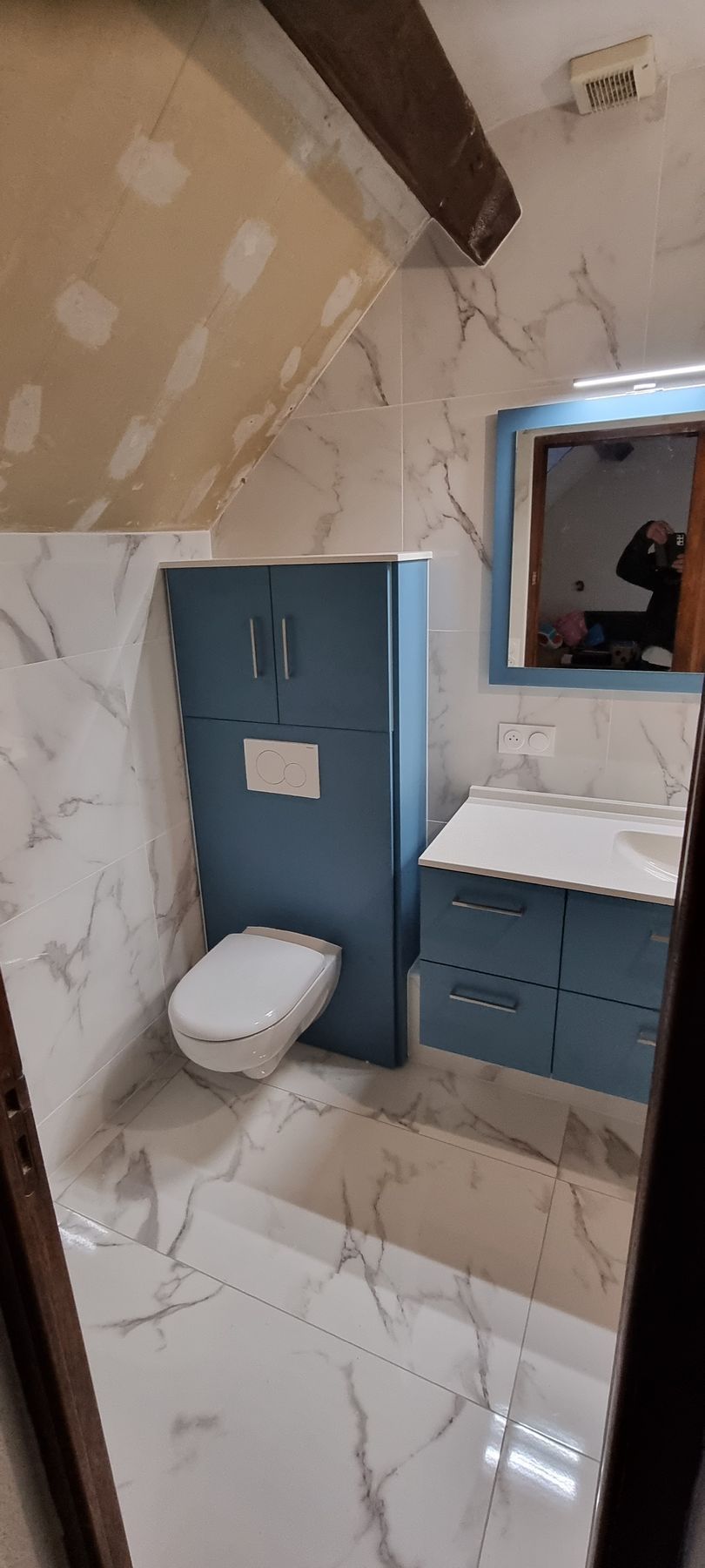 Meuble vasque bleu et toilettes
