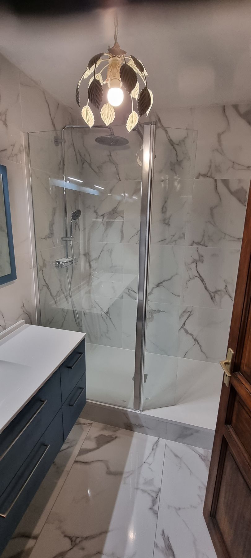 Douche avec un meuble vasque bleu