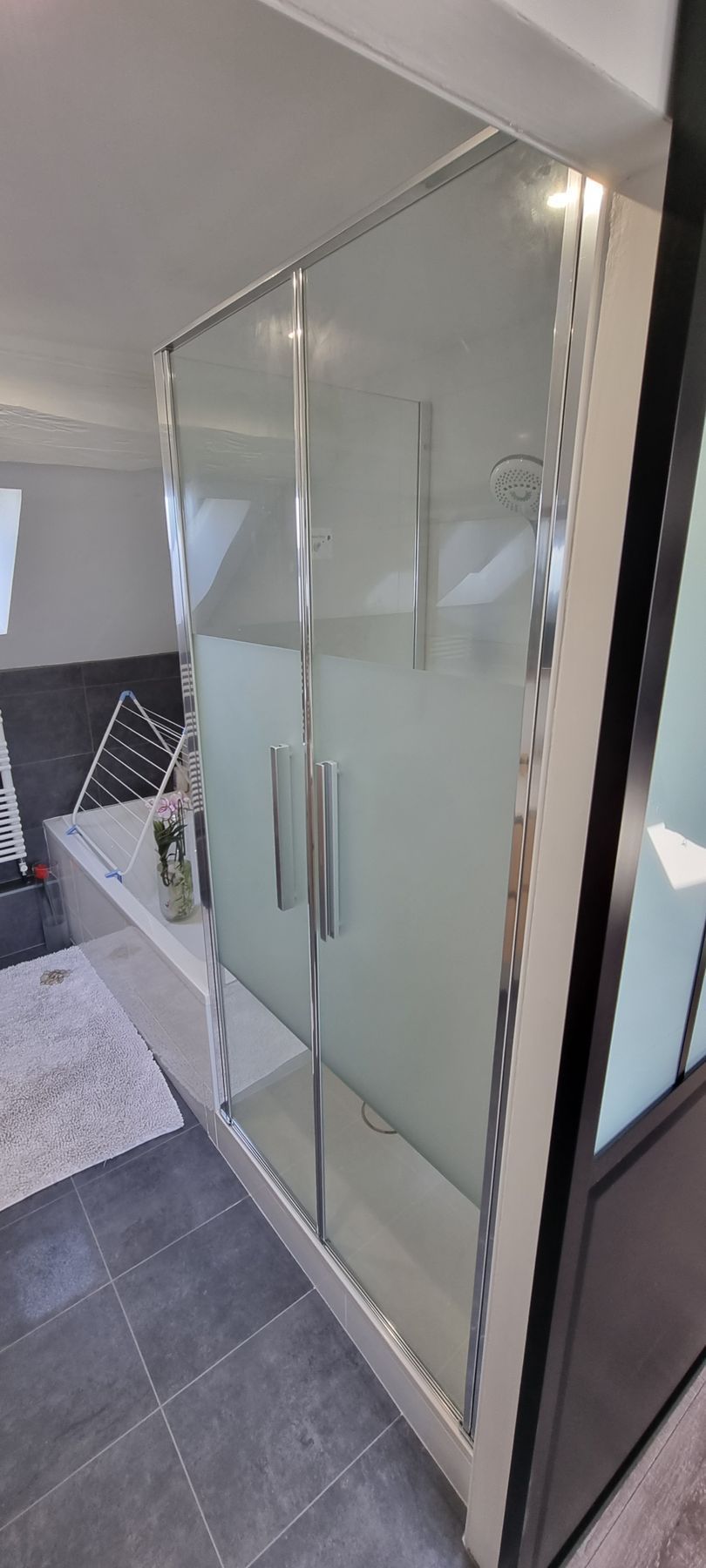 Douche avec des portes
