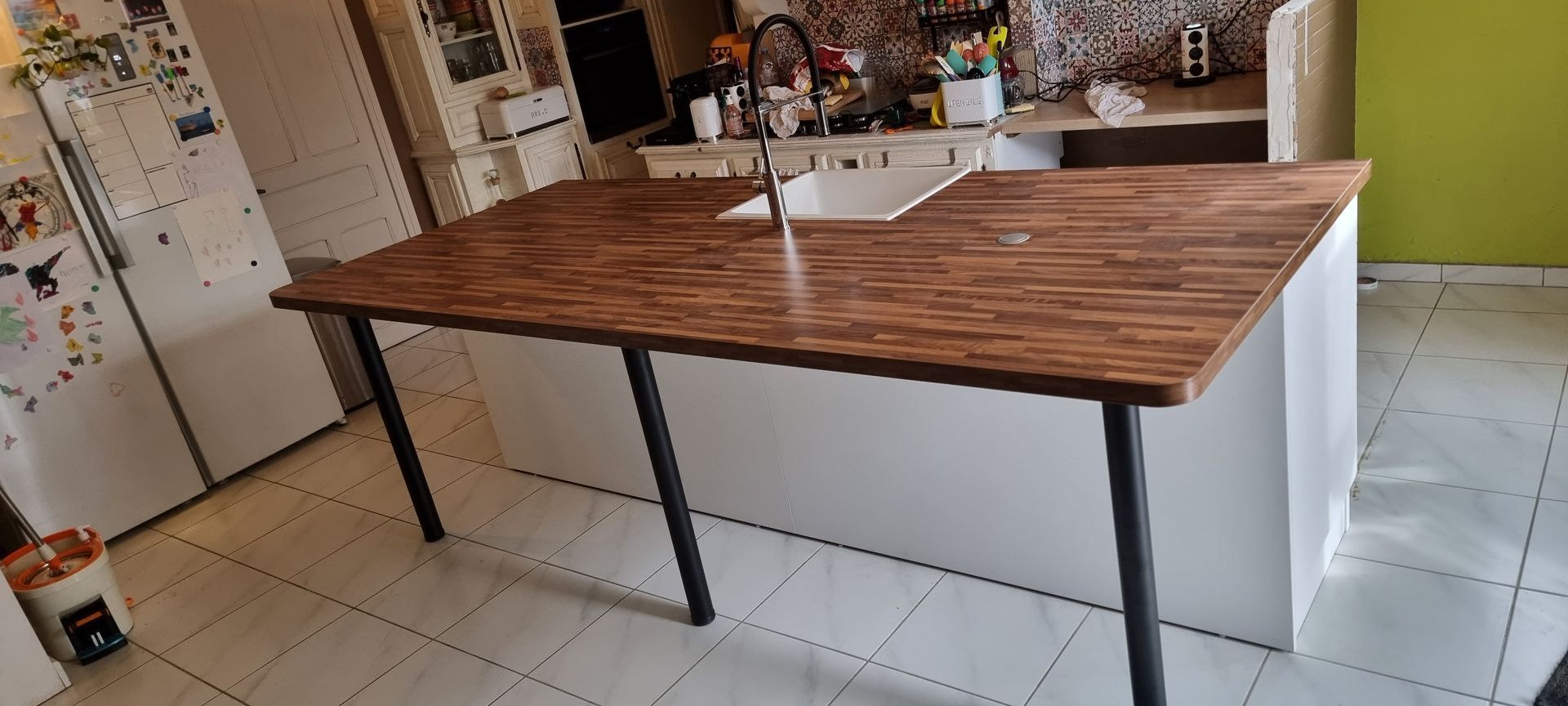 Îlot central avec une table