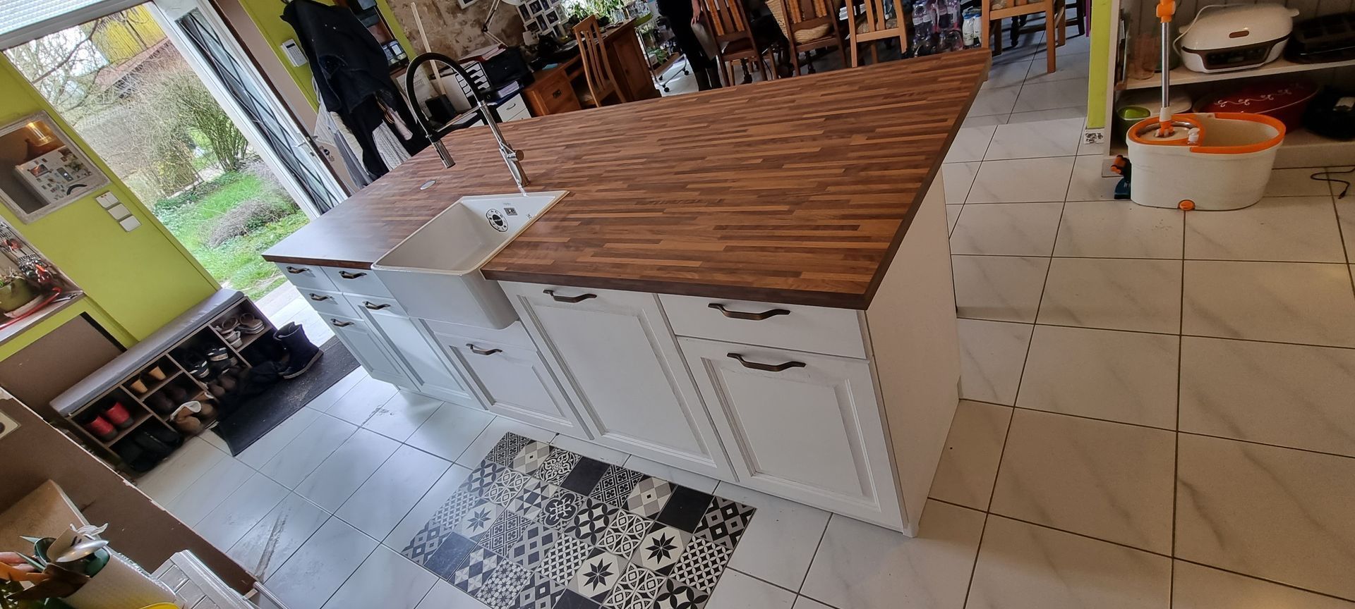 Îlot central blanc en bois